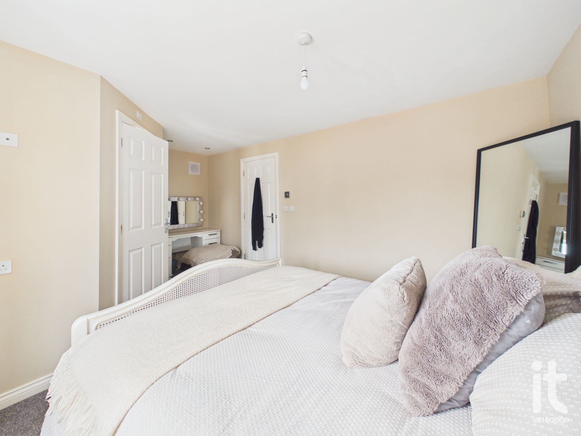 4 bedroom town house For Sale in Stockport - Photograph 38.