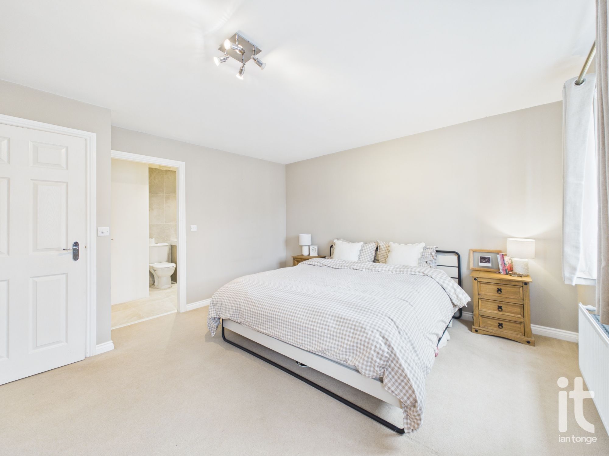 4 bedroom town house For Sale in Stockport - Photograph 27.