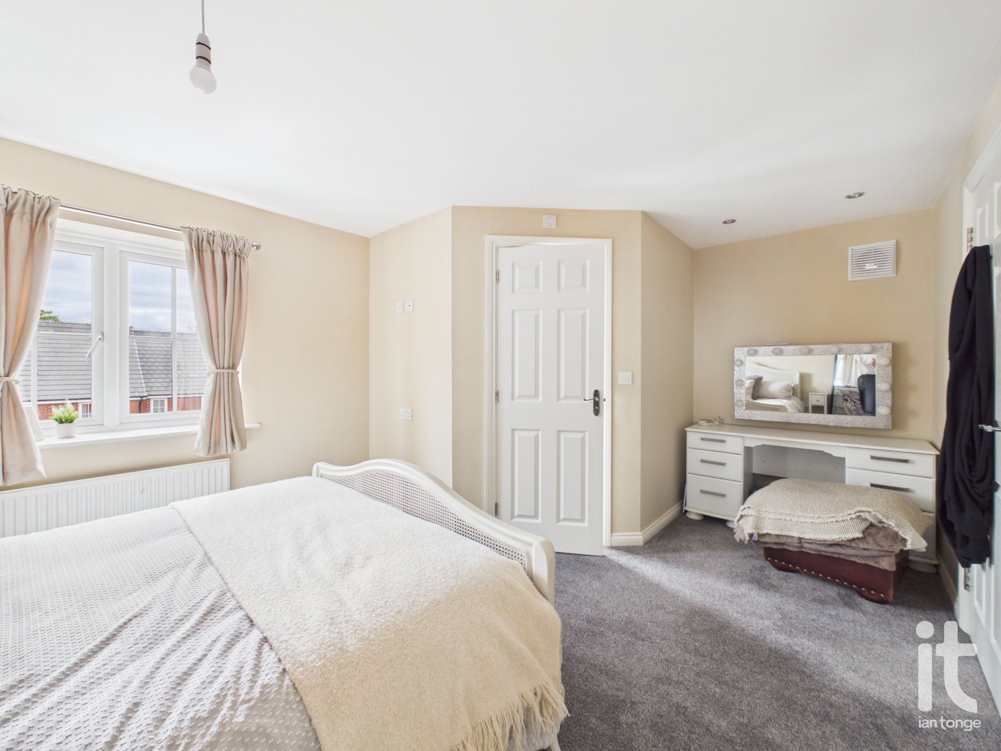 4 bedroom town house For Sale in Stockport - Photograph 39.