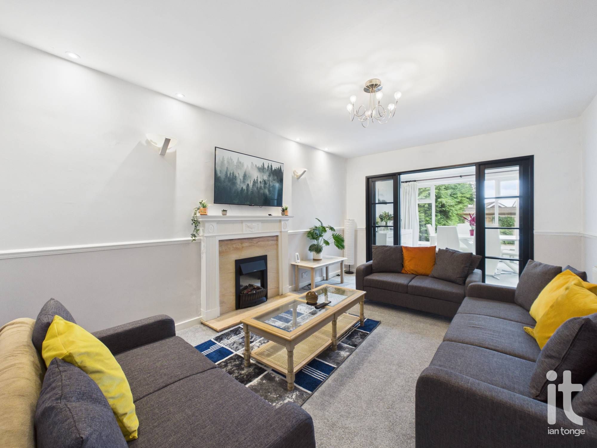 3 bedroom detached house For Sale in Stockport - Property photograph.