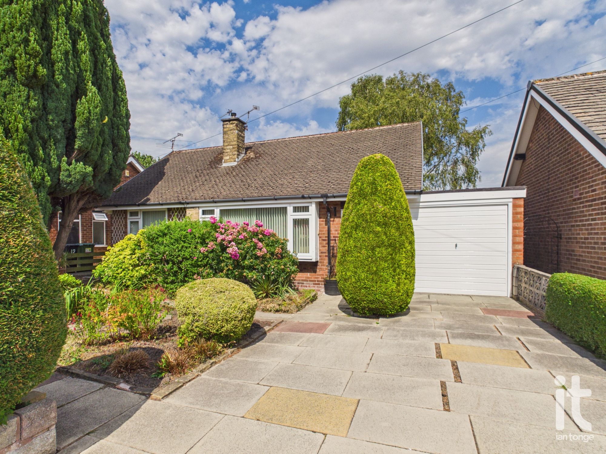 2 bedroom detached bungalow For Sale in Stockport - Property photograph.