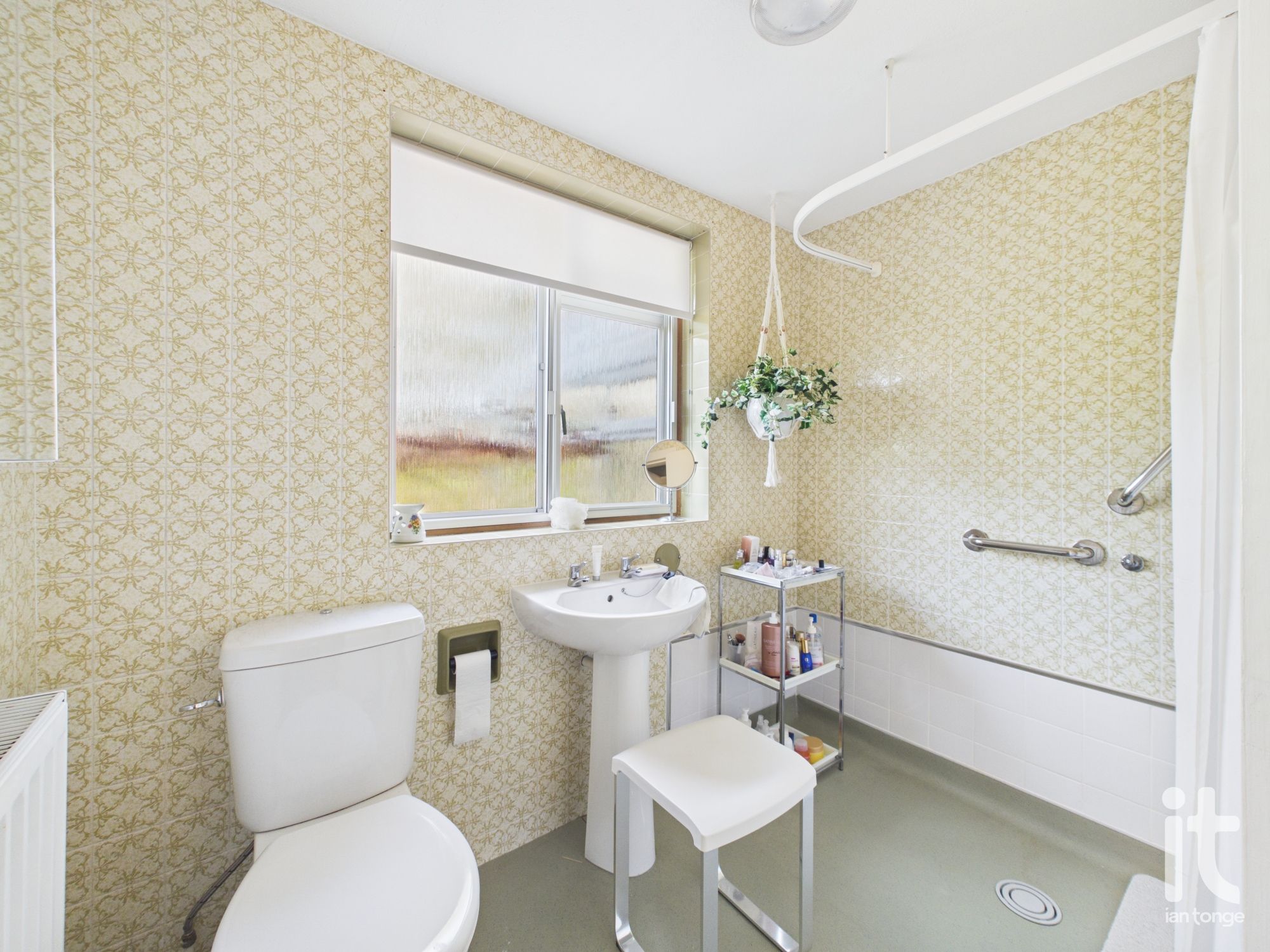 2 bedroom detached bungalow For Sale in Stockport - Photograph 12.