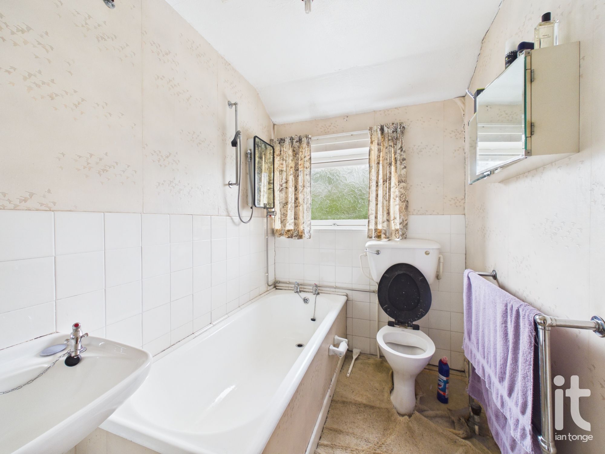 3 bedroom link detached house For Sale in Stockport - Photograph 5.