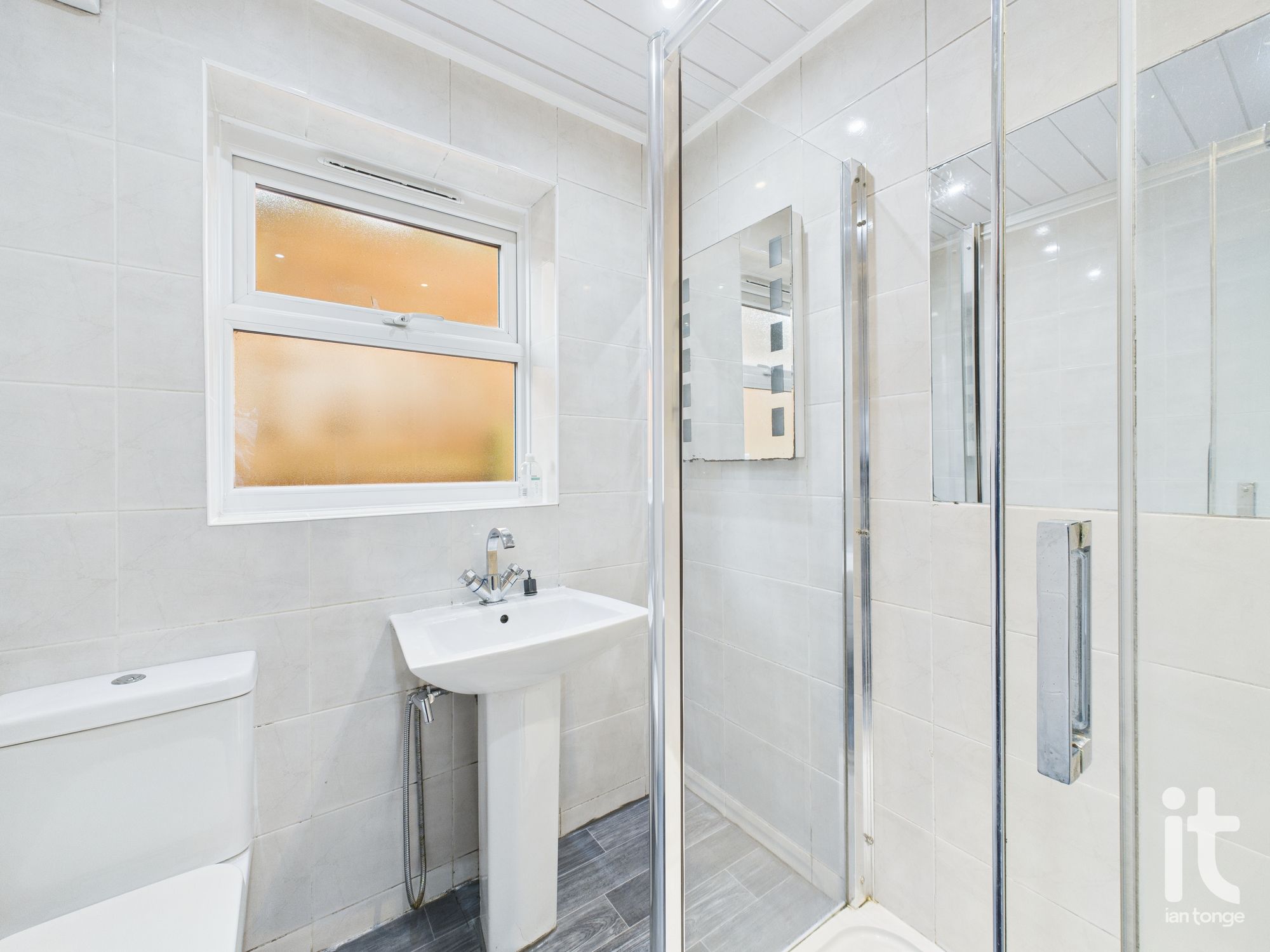 2 bedroom ground floor flat/apartment For Sale in Manchester - Property photograph.
