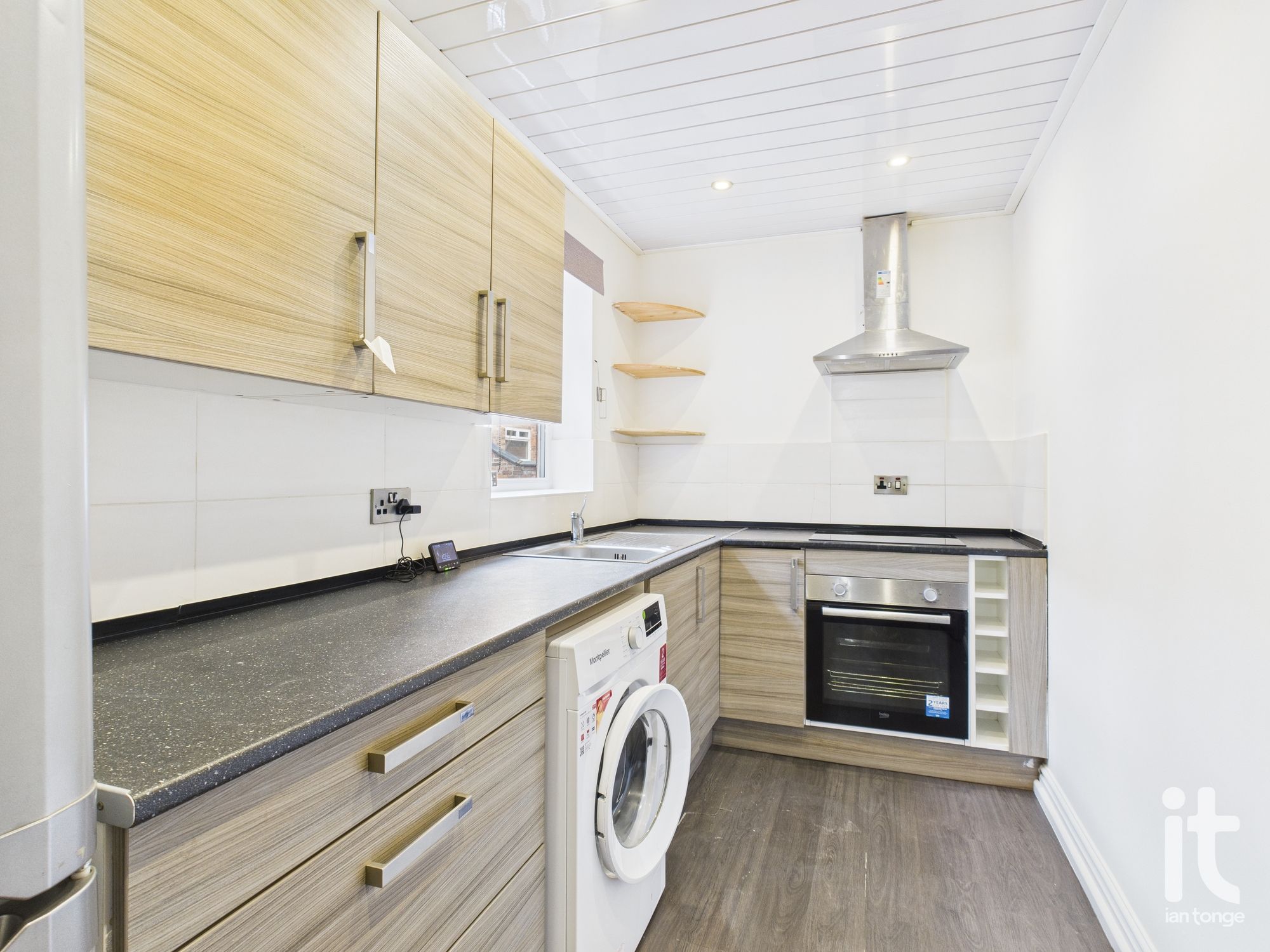 2 bedroom ground floor flat/apartment For Sale in Manchester - Photograph 7.