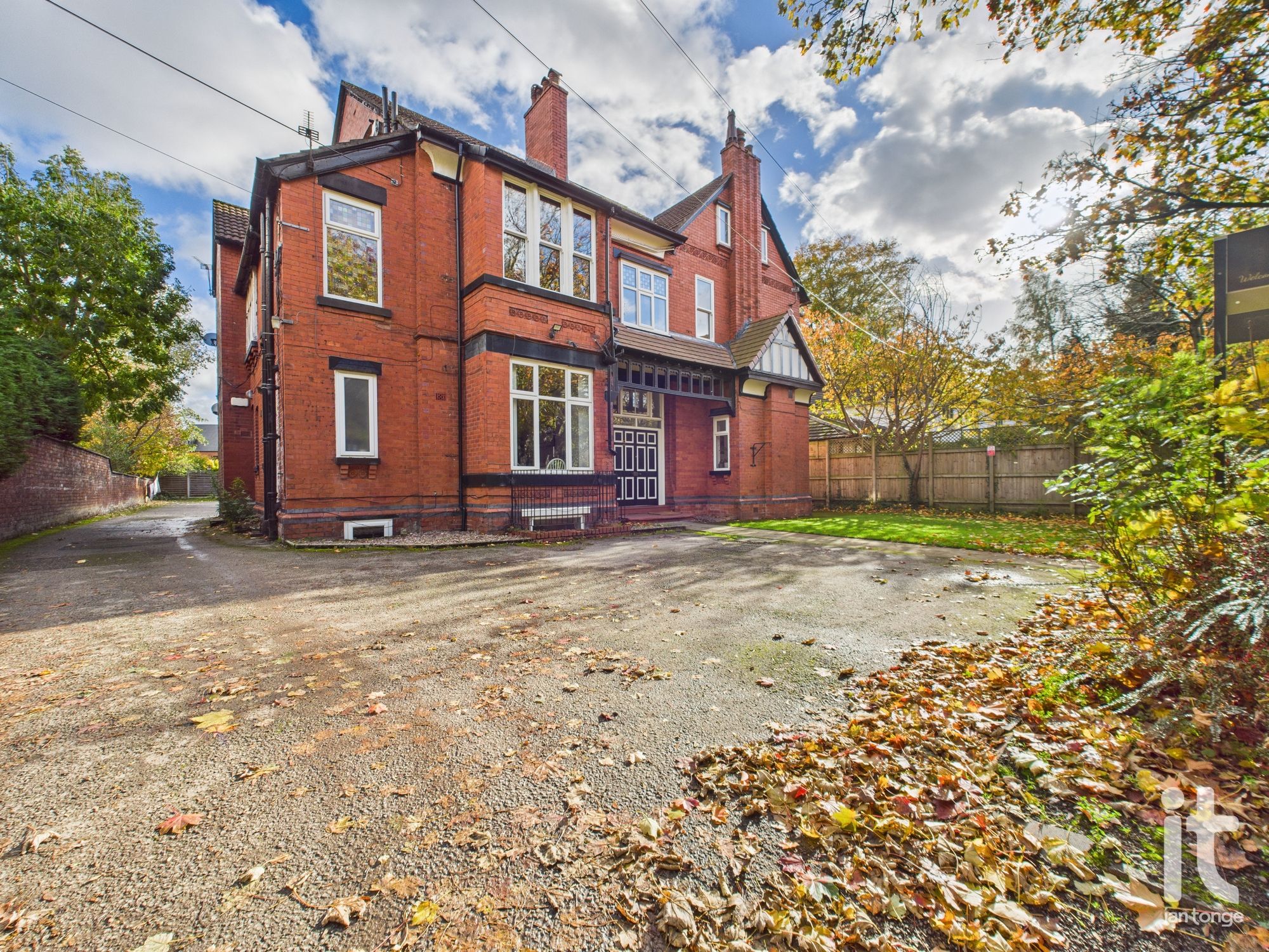 2 bedroom ground floor flat/apartment For Sale in Manchester - Photograph 12.