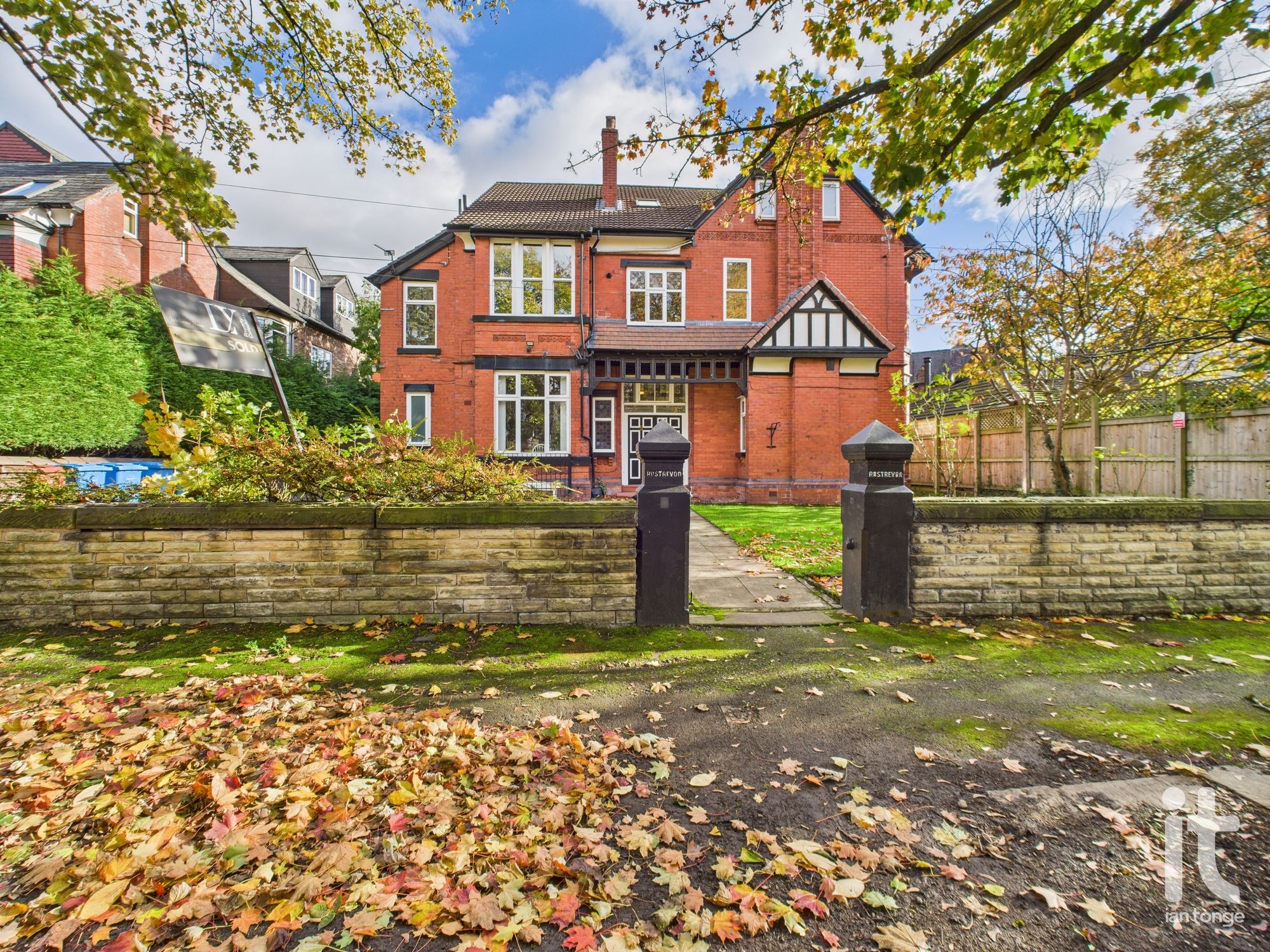 2 bedroom ground floor flat/apartment For Sale in Manchester - Property photograph.