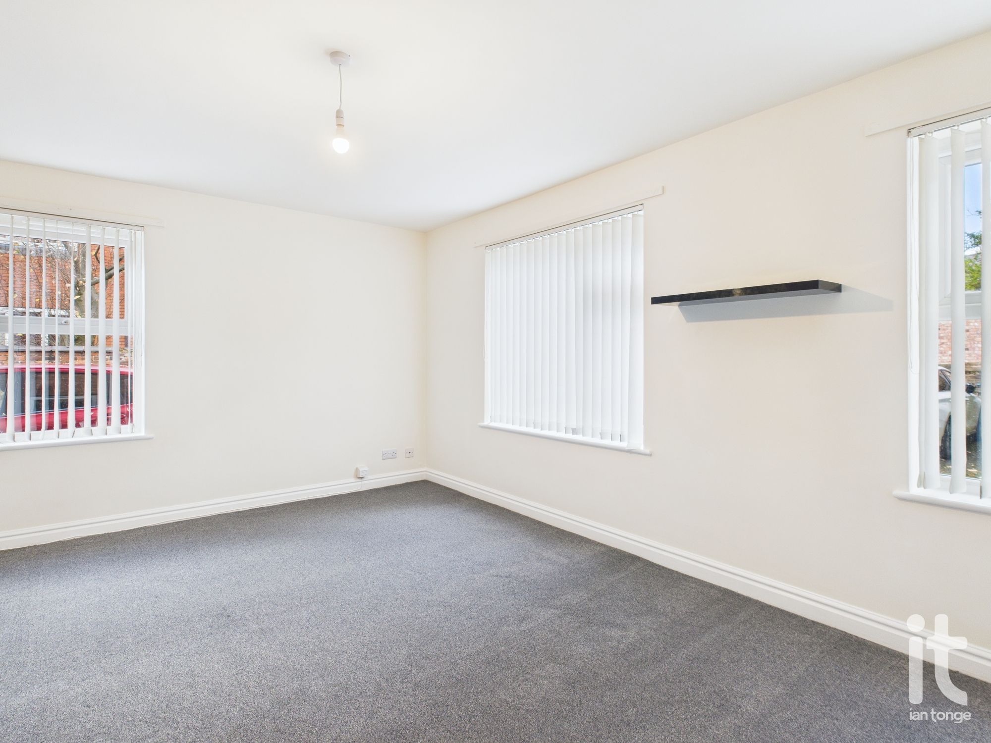 2 bedroom ground floor flat/apartment For Sale in Manchester - Photograph 6.