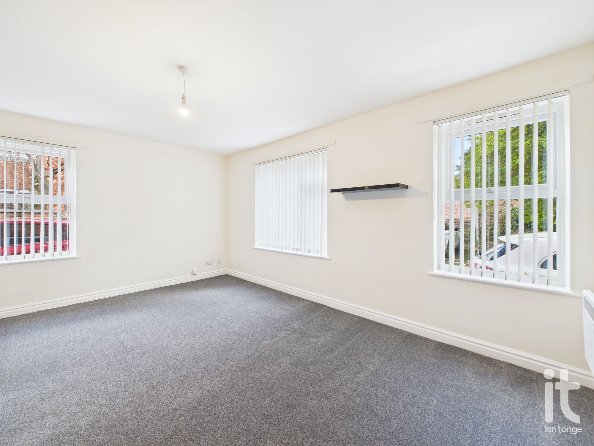 2 bedroom ground floor flat/apartment For Sale in Manchester - Photograph 4.