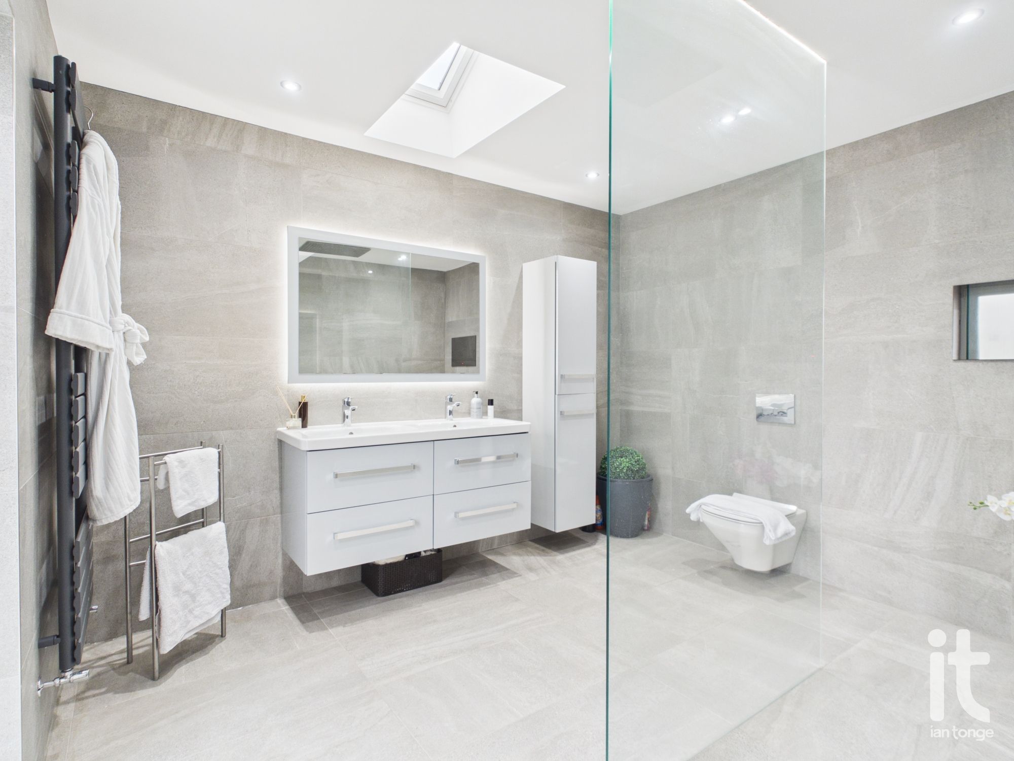 4 bedroom detached house For Sale in Stockport - Photograph 39.