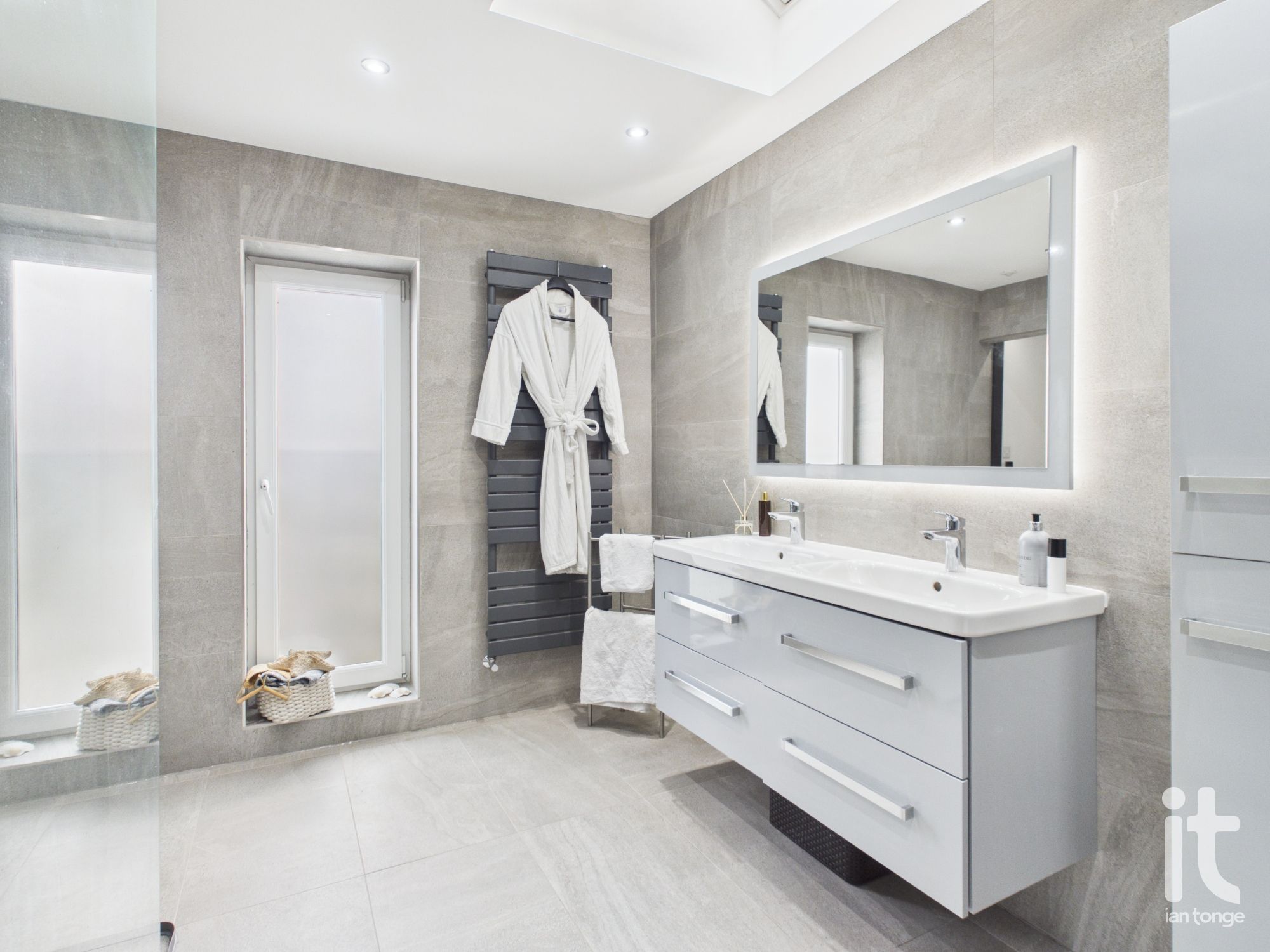 4 bedroom detached house For Sale in Stockport - Photograph 40.