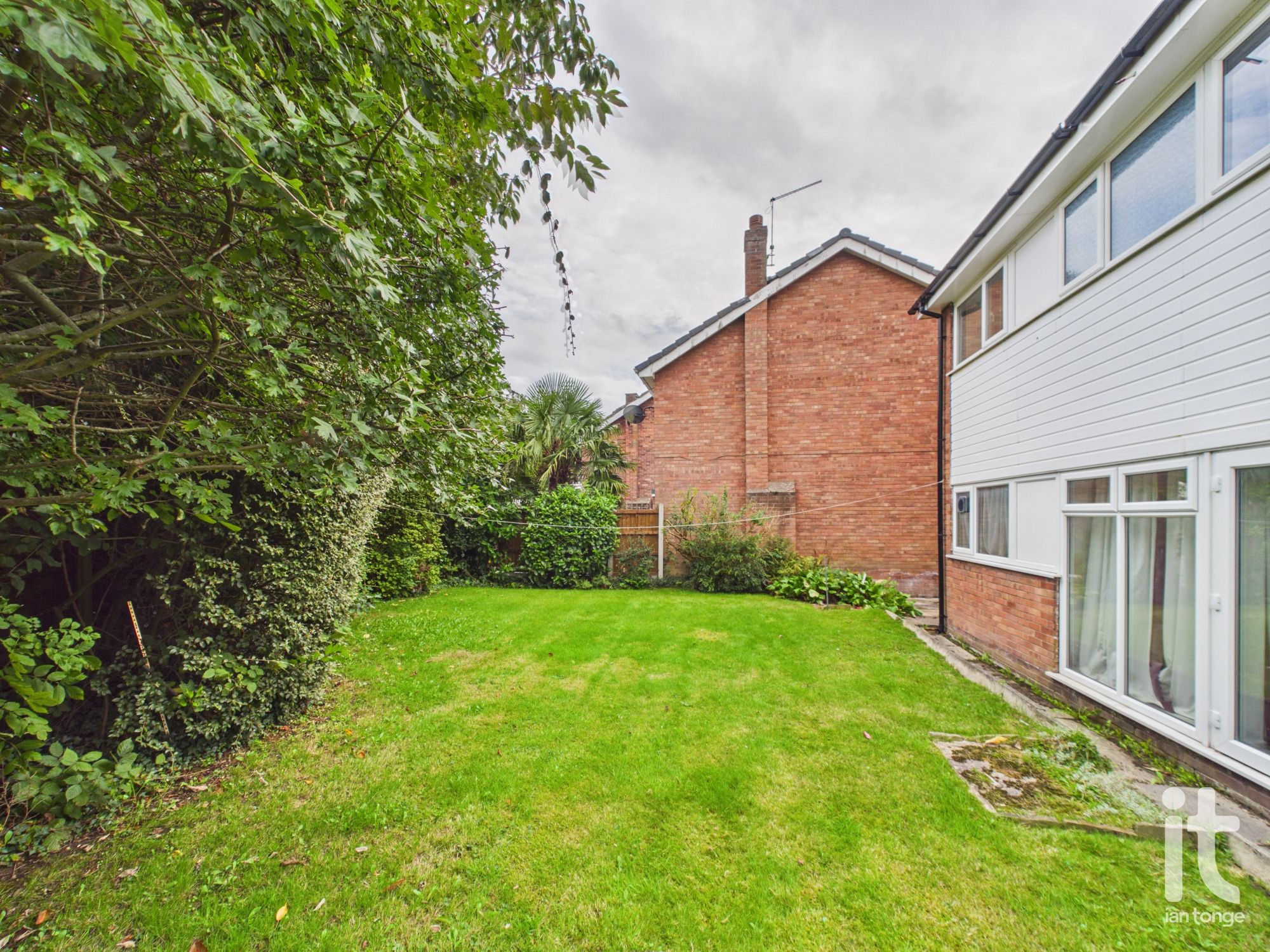 4 bedroom detached house For Sale in Stockport - Property photograph.