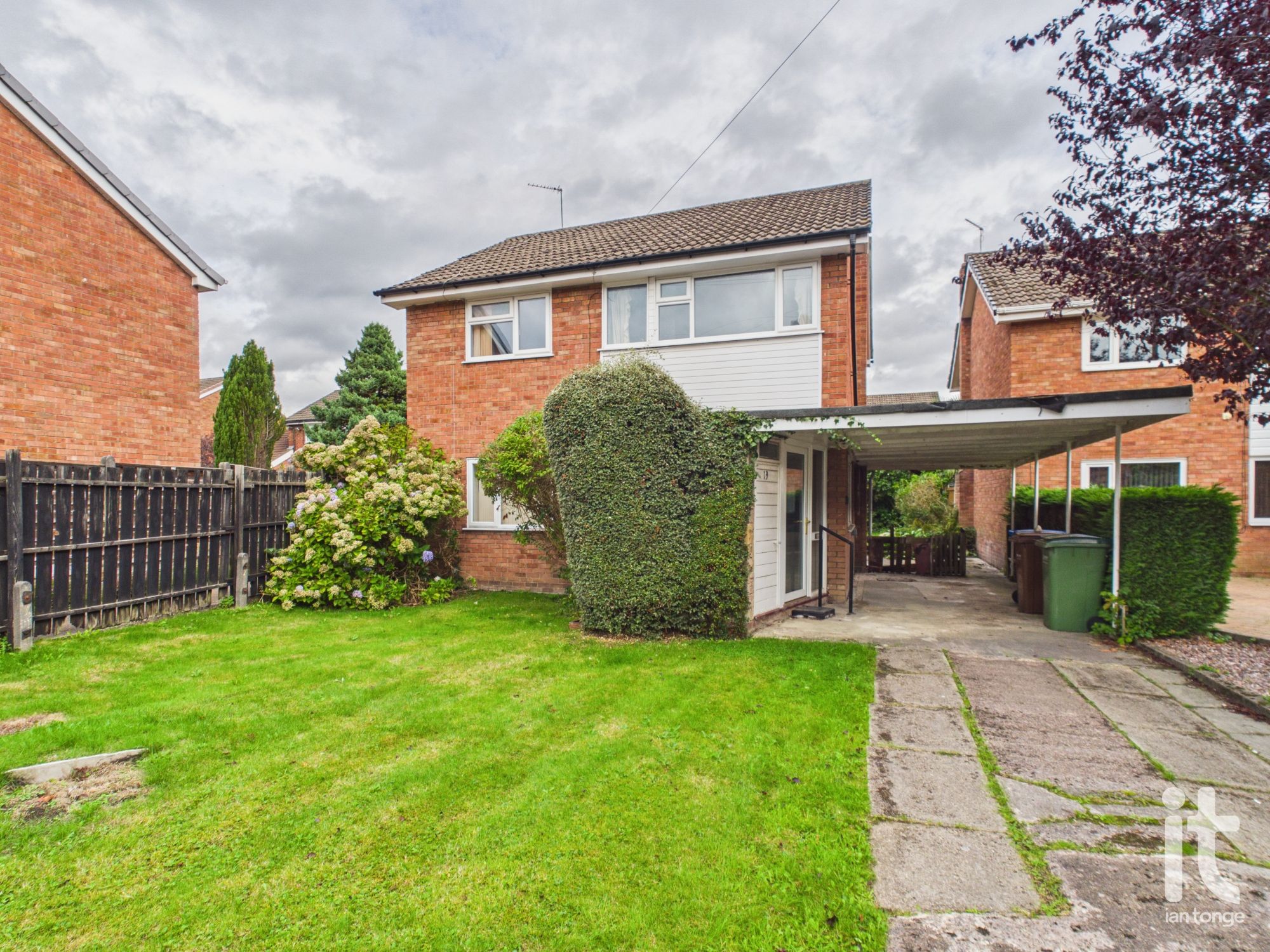 4 bedroom detached house For Sale in Stockport - Property photograph.