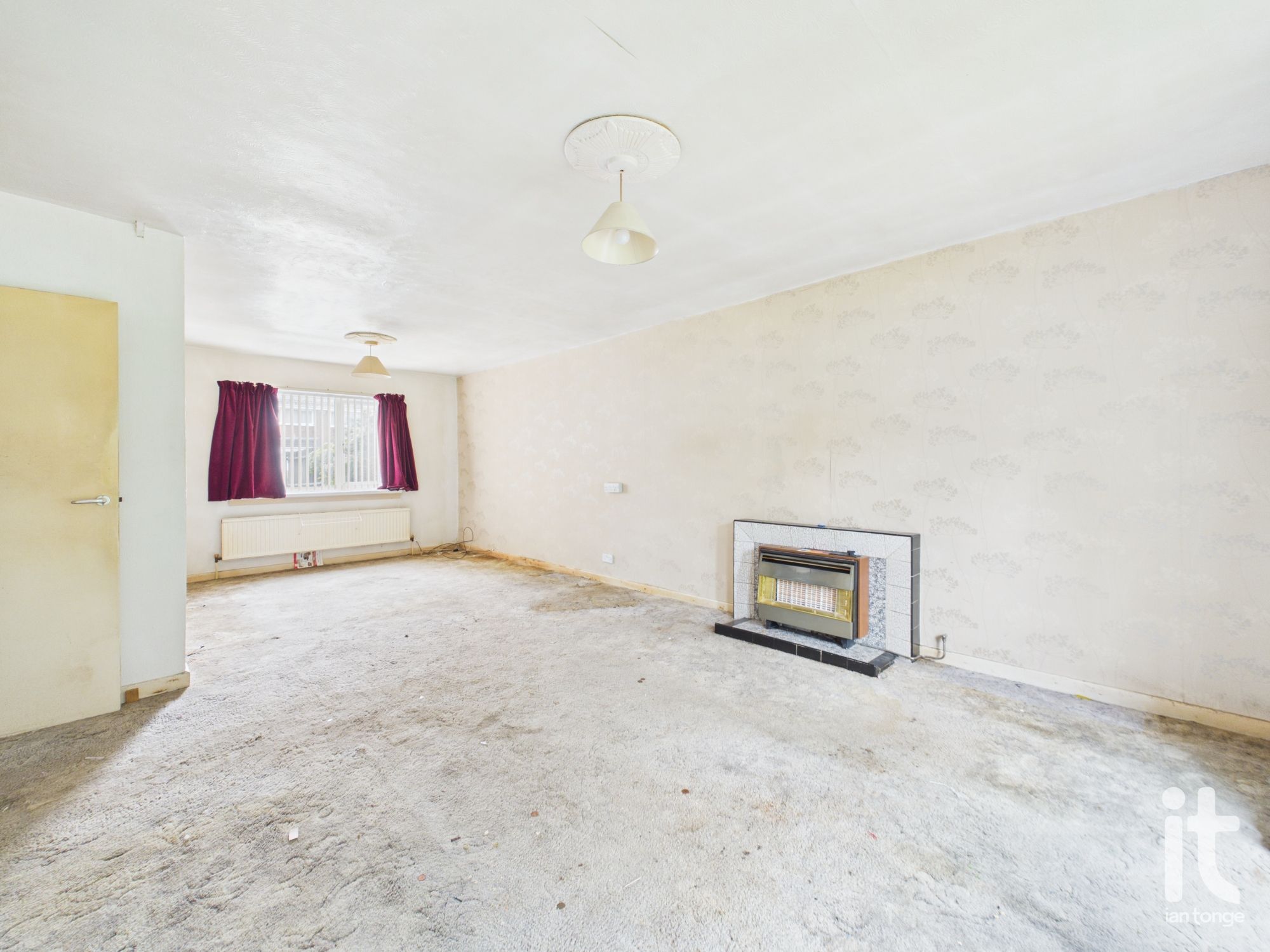 4 bedroom detached house For Sale in Stockport - Property photograph.