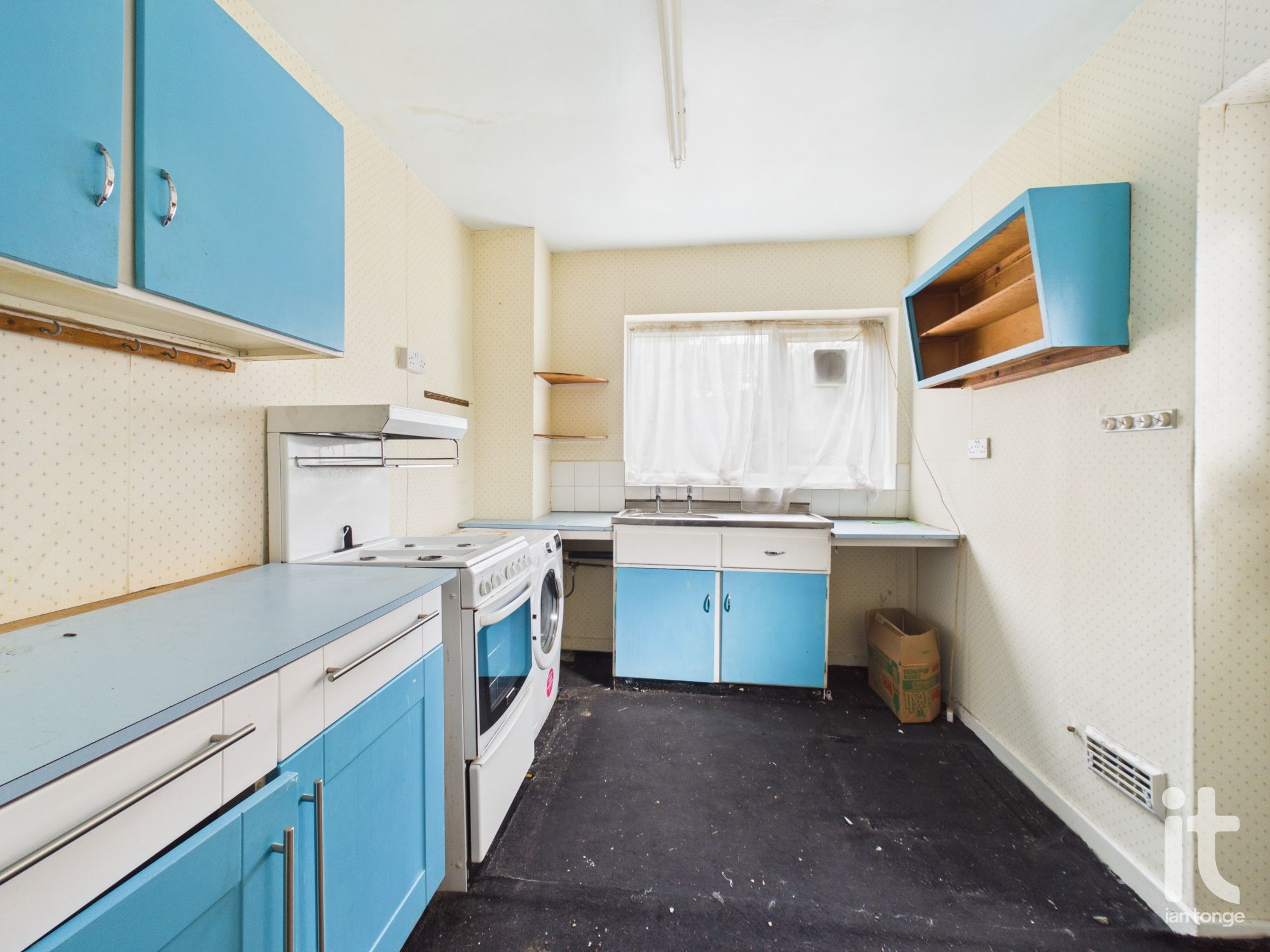 4 bedroom detached house For Sale in Stockport - Photograph 4.