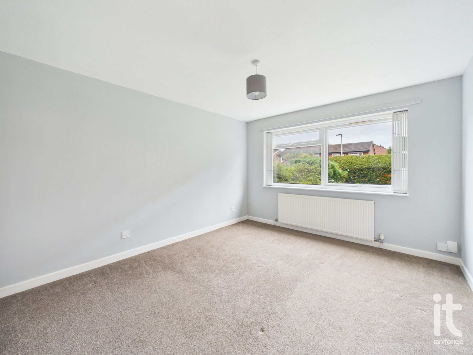 2 bedroom ground floor flat/apartment For Sale in Stockport - Photograph 7.
