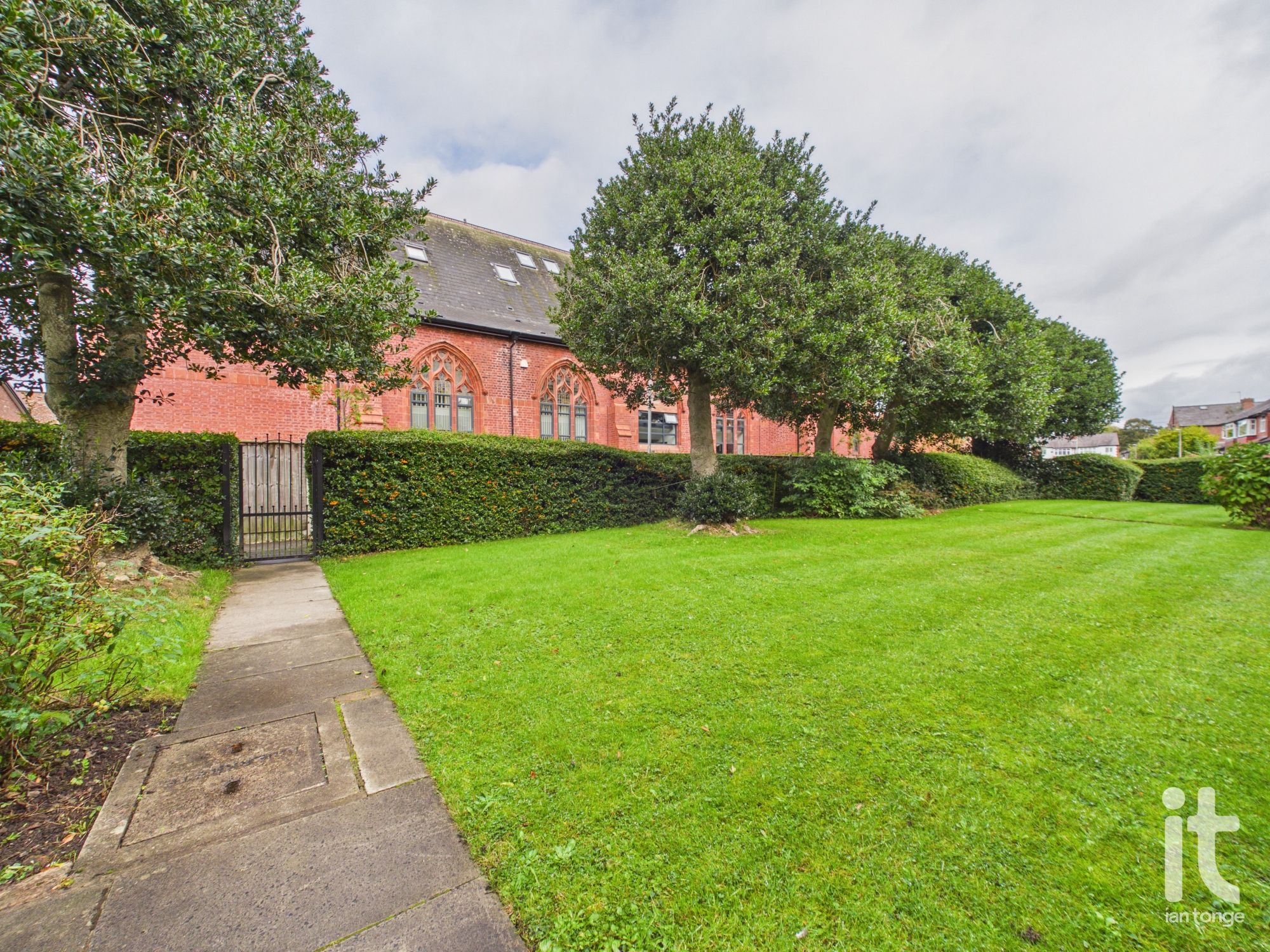 2 bedroom ground floor flat/apartment For Sale in Stockport - Photograph 10.