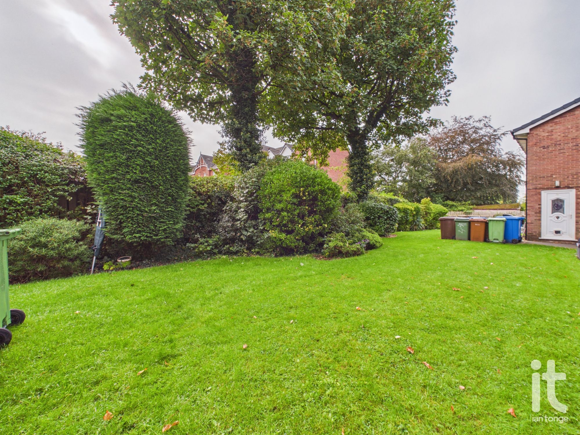 2 bedroom ground floor flat/apartment For Sale in Stockport - Photograph 9.