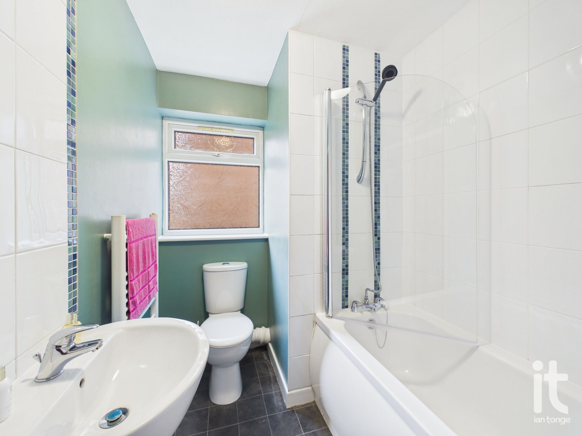2 bedroom ground floor flat/apartment For Sale in Stockport - Property photograph.