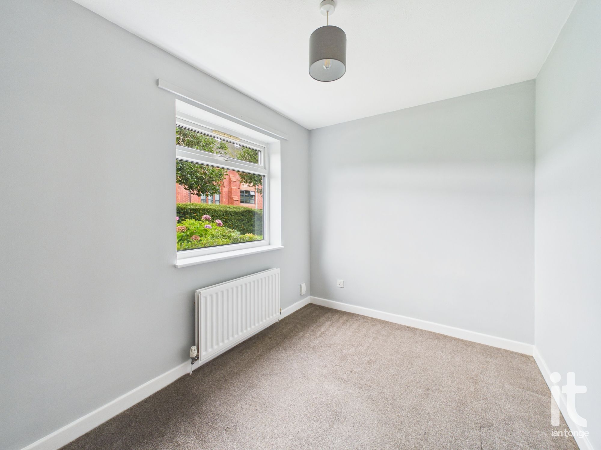 2 bedroom ground floor flat/apartment For Sale in Stockport - Photograph 8.