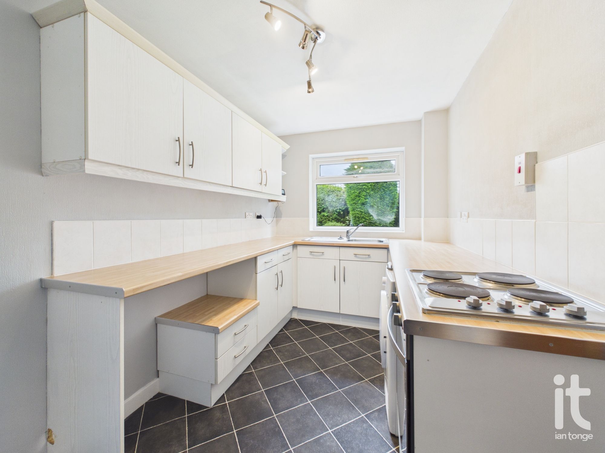 2 bedroom ground floor flat/apartment For Sale in Stockport - Property photograph.