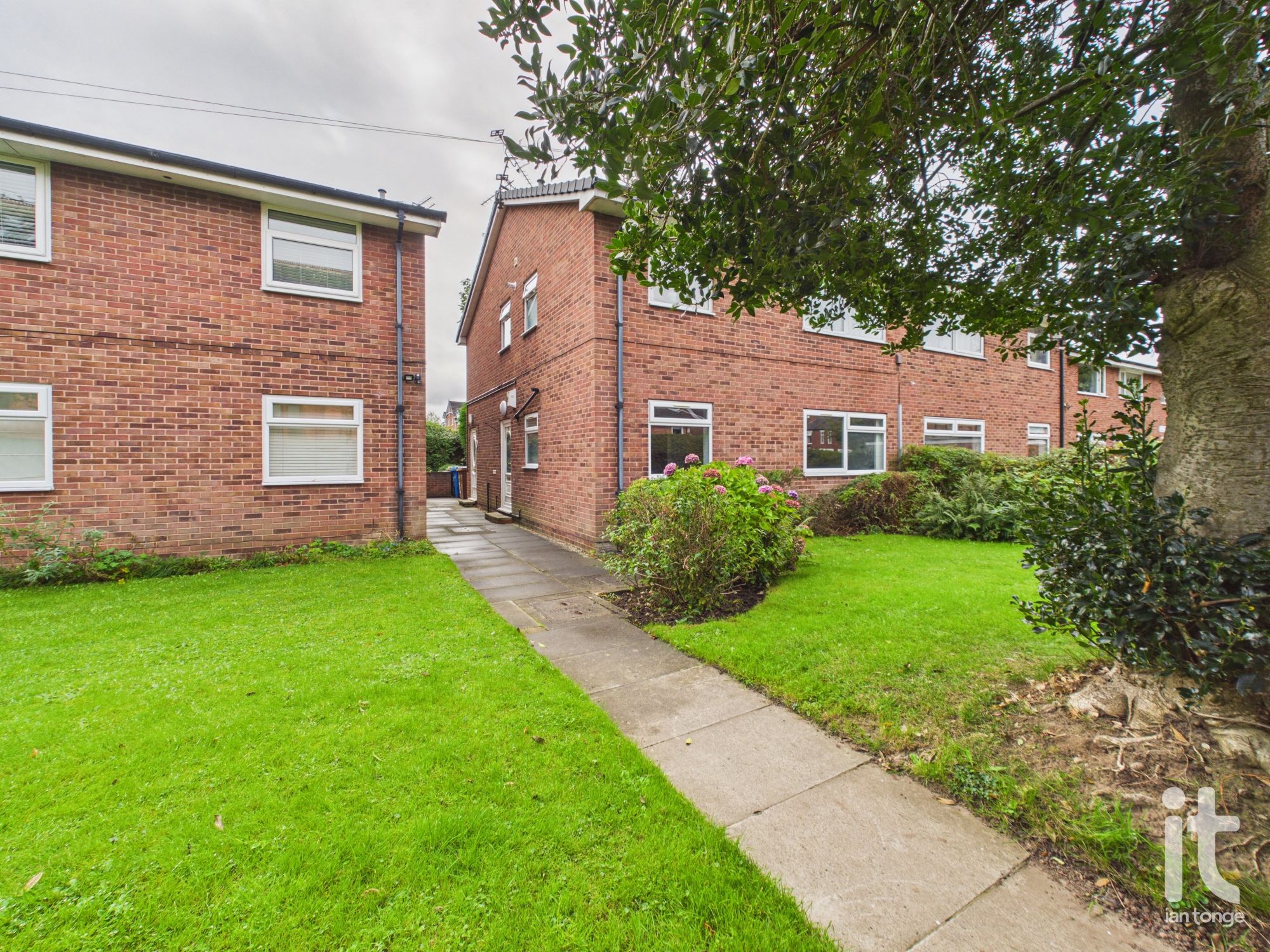 2 bedroom ground floor flat/apartment For Sale in Stockport - Property photograph.