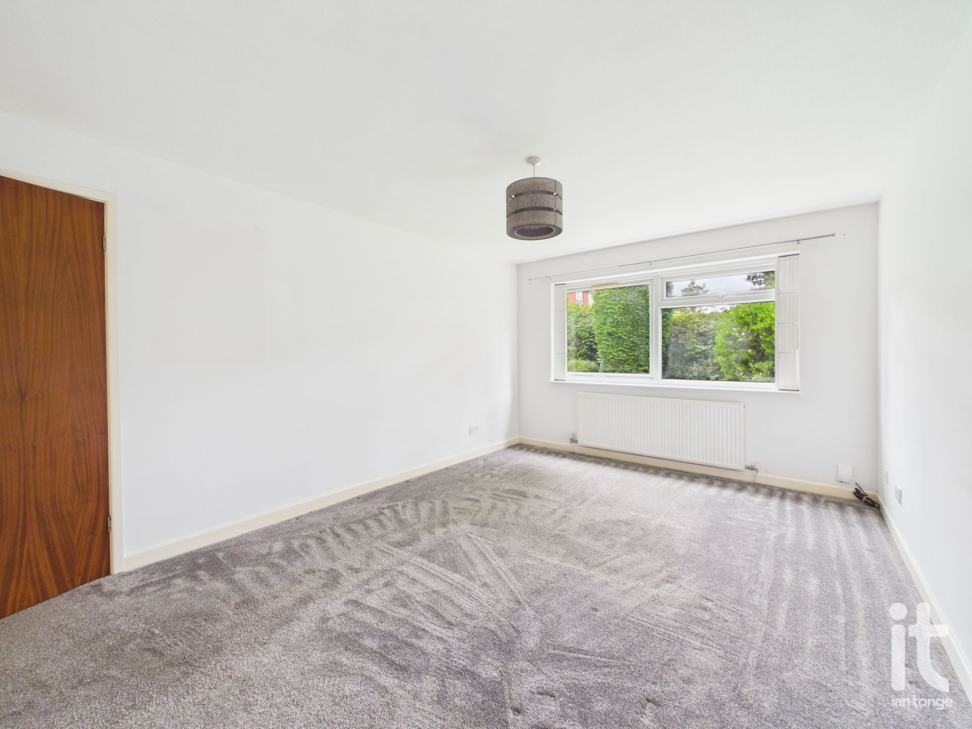 2 bedroom ground floor flat/apartment For Sale in Stockport - Photograph 6.