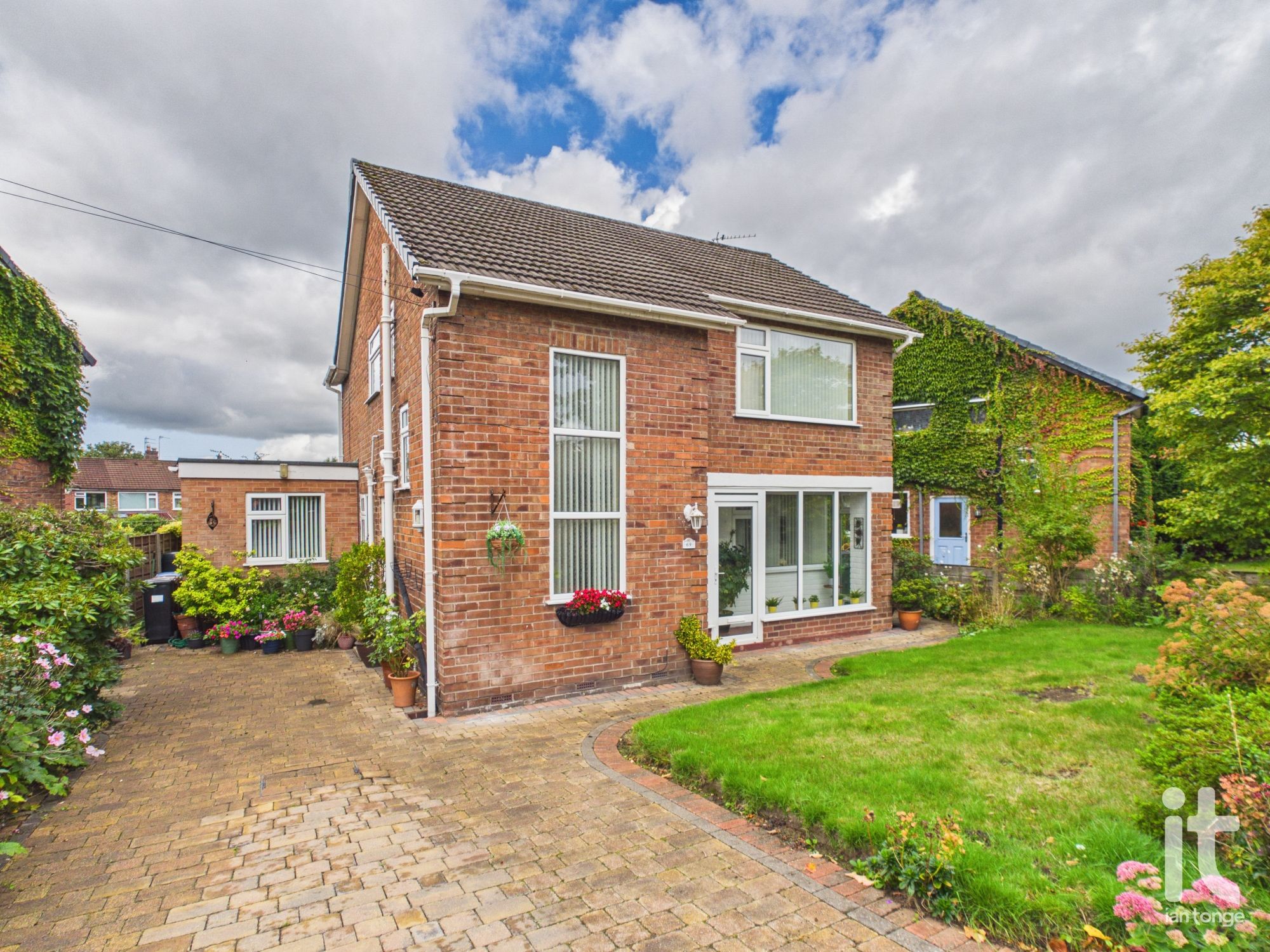 3 bedroom detached house For Sale in Stockport - Property photograph.