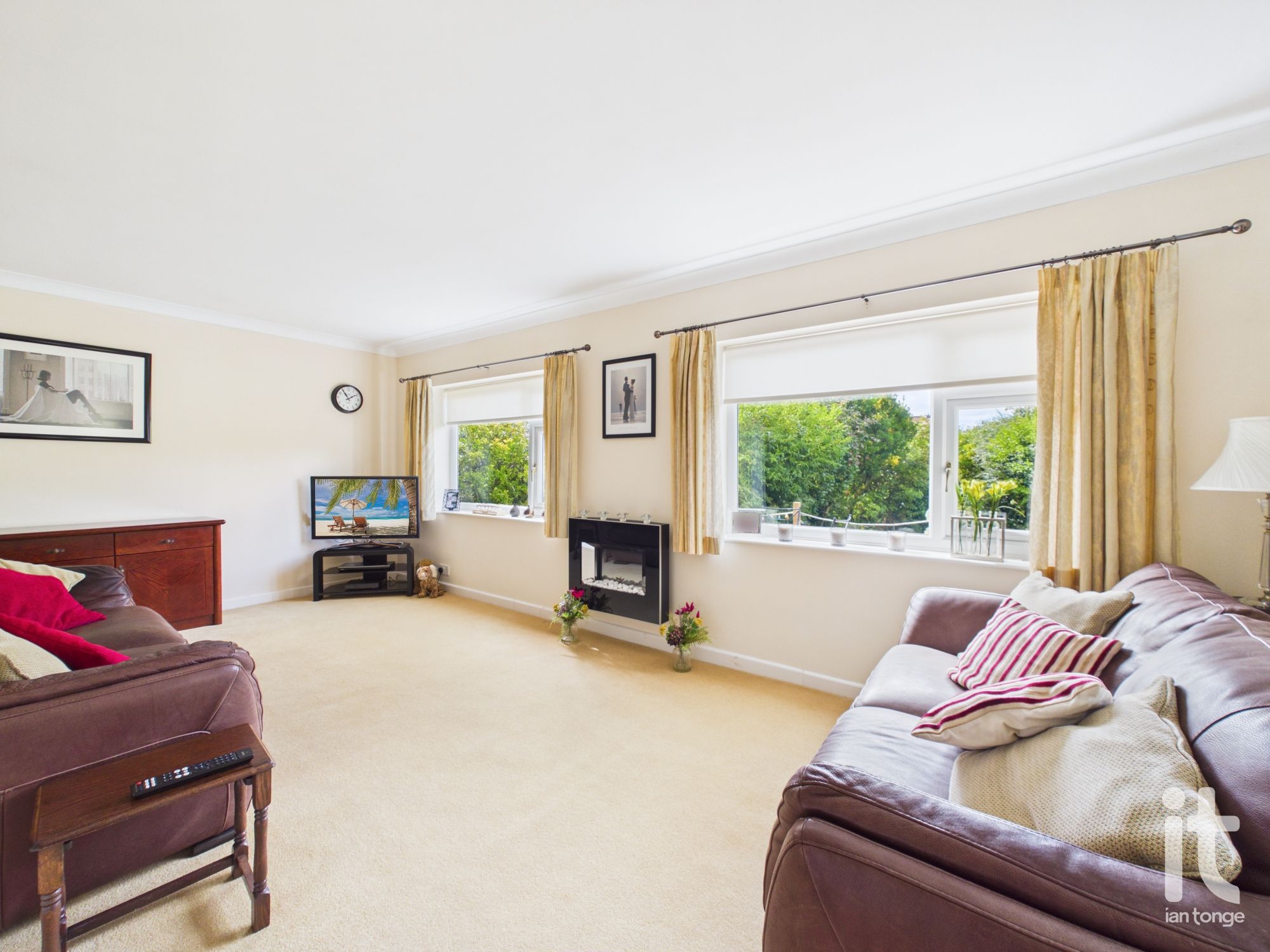 3 bedroom detached house For Sale in Stockport - Property photograph.