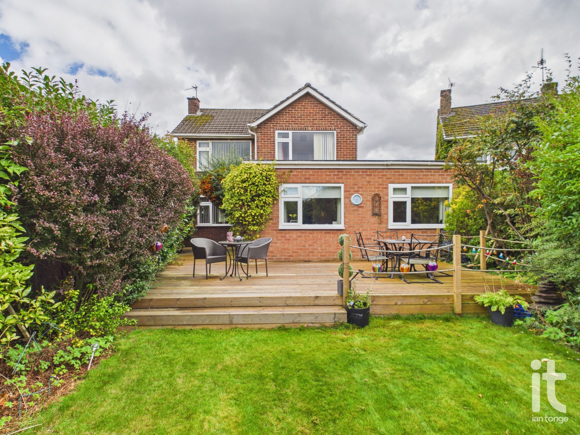 3 bedroom detached house For Sale in Stockport - Property photograph.