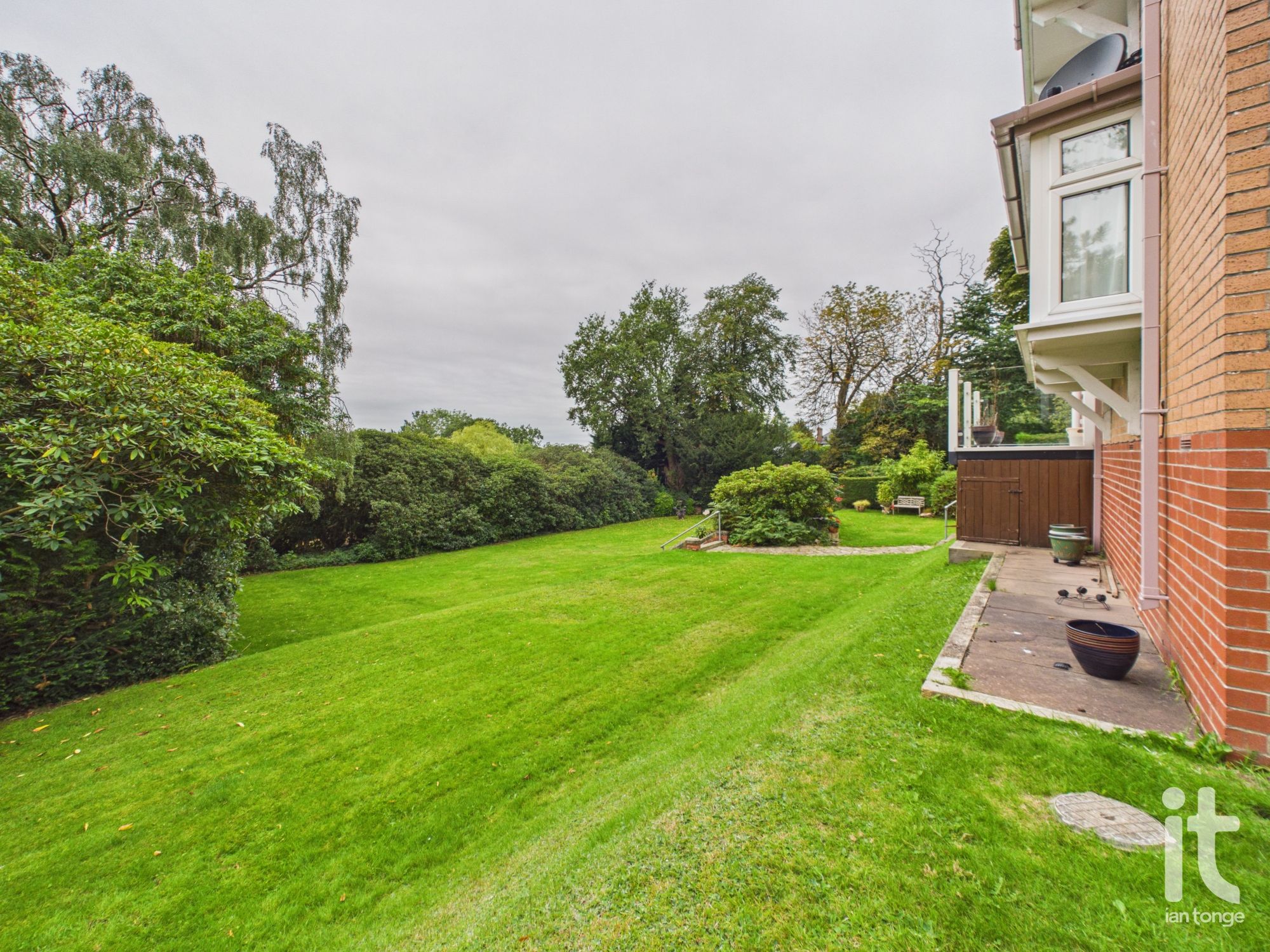 2 bedroom ground floor flat/apartment For Sale in Stockport - Photograph 9.