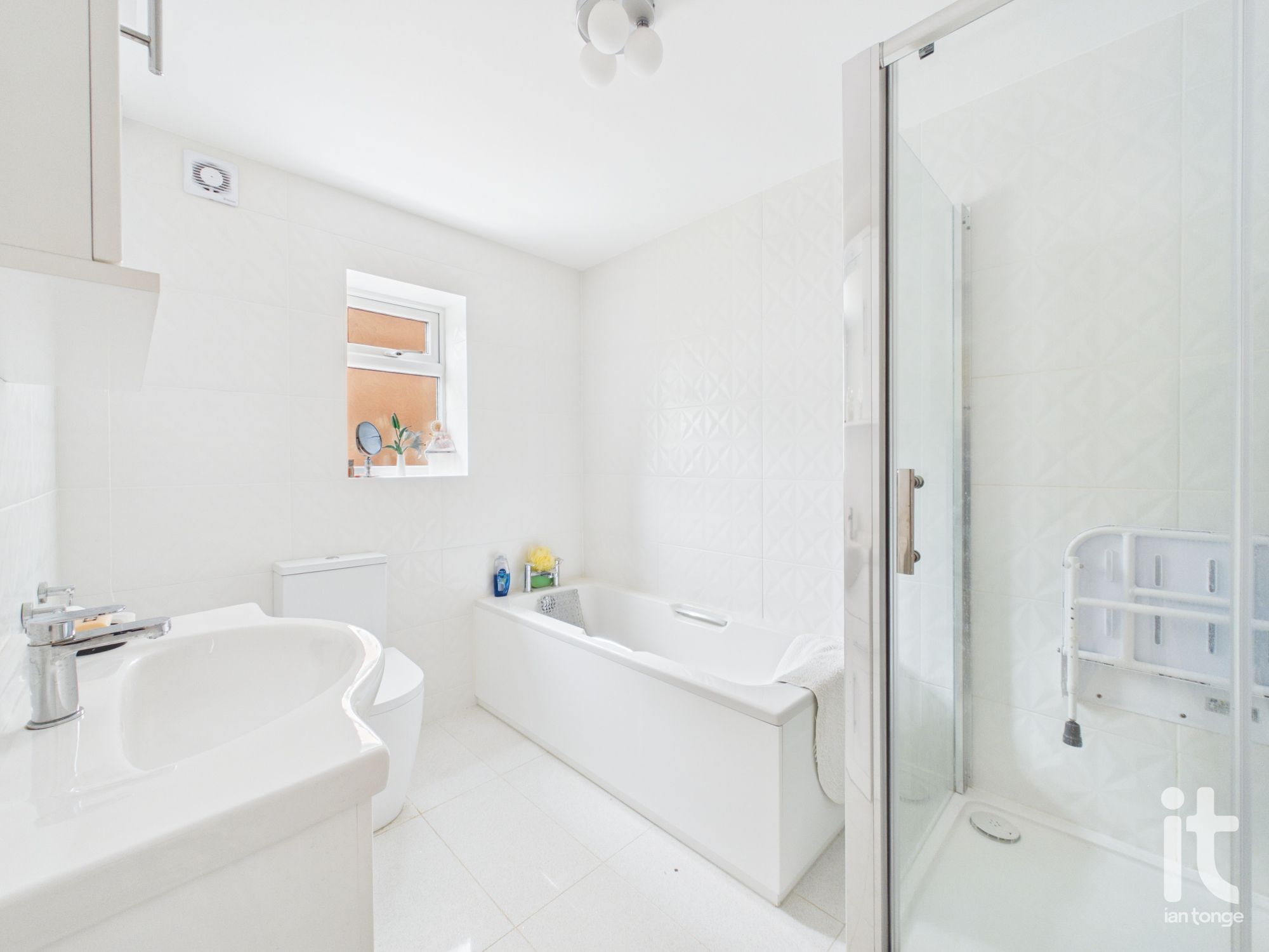 2 bedroom ground floor flat/apartment For Sale in Stockport - Photograph 34.