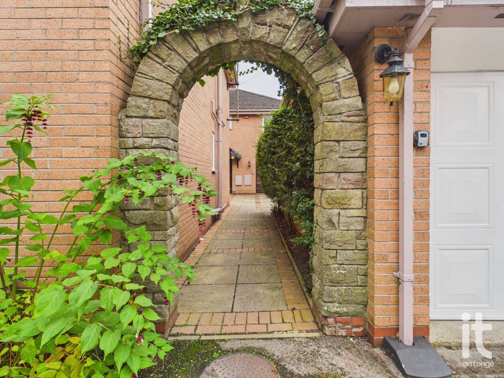 2 bedroom ground floor flat/apartment For Sale in Stockport - Photograph 4.