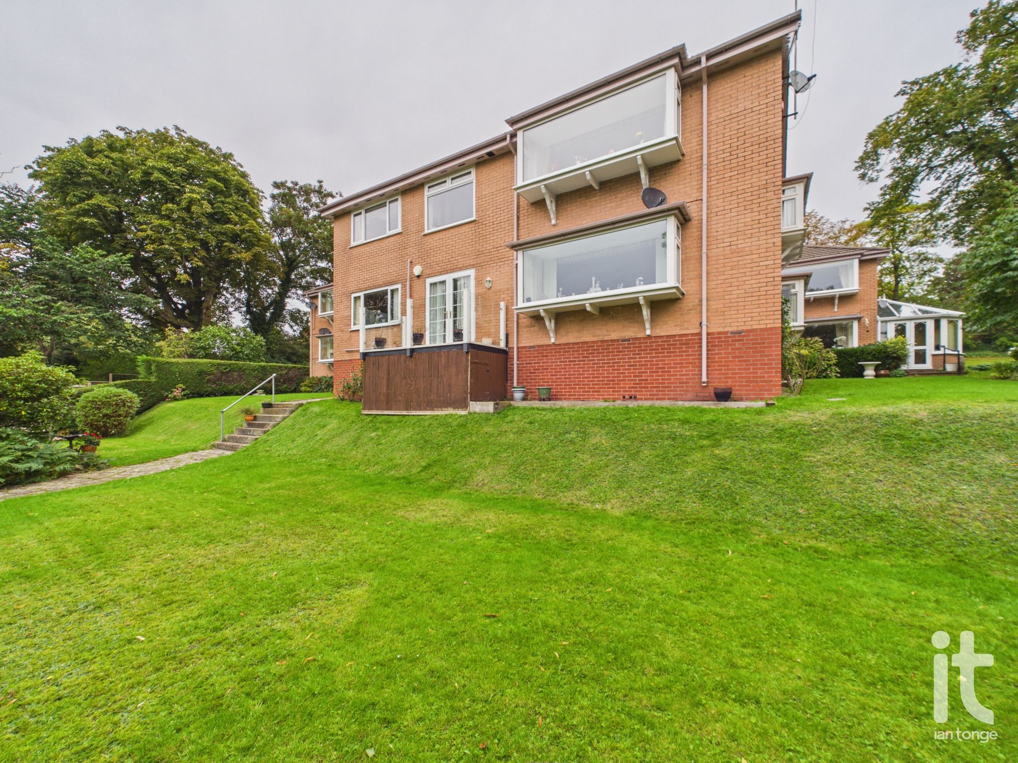 2 bedroom ground floor flat/apartment For Sale in Stockport - Photograph 10.