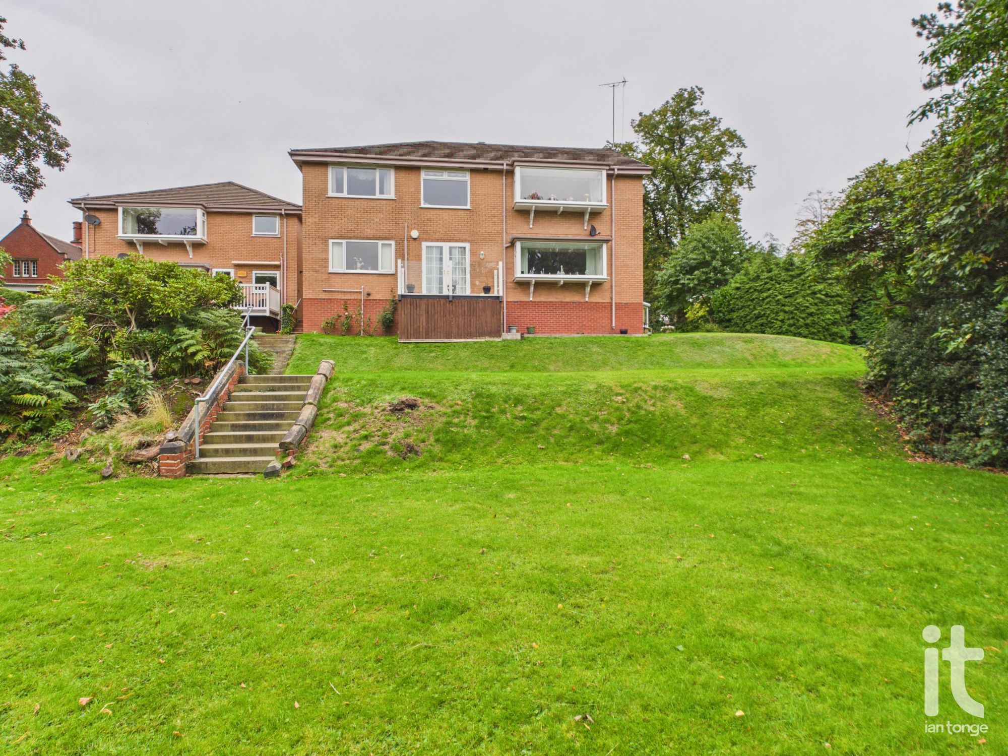 2 bedroom ground floor flat/apartment For Sale in Stockport - Photograph 12.