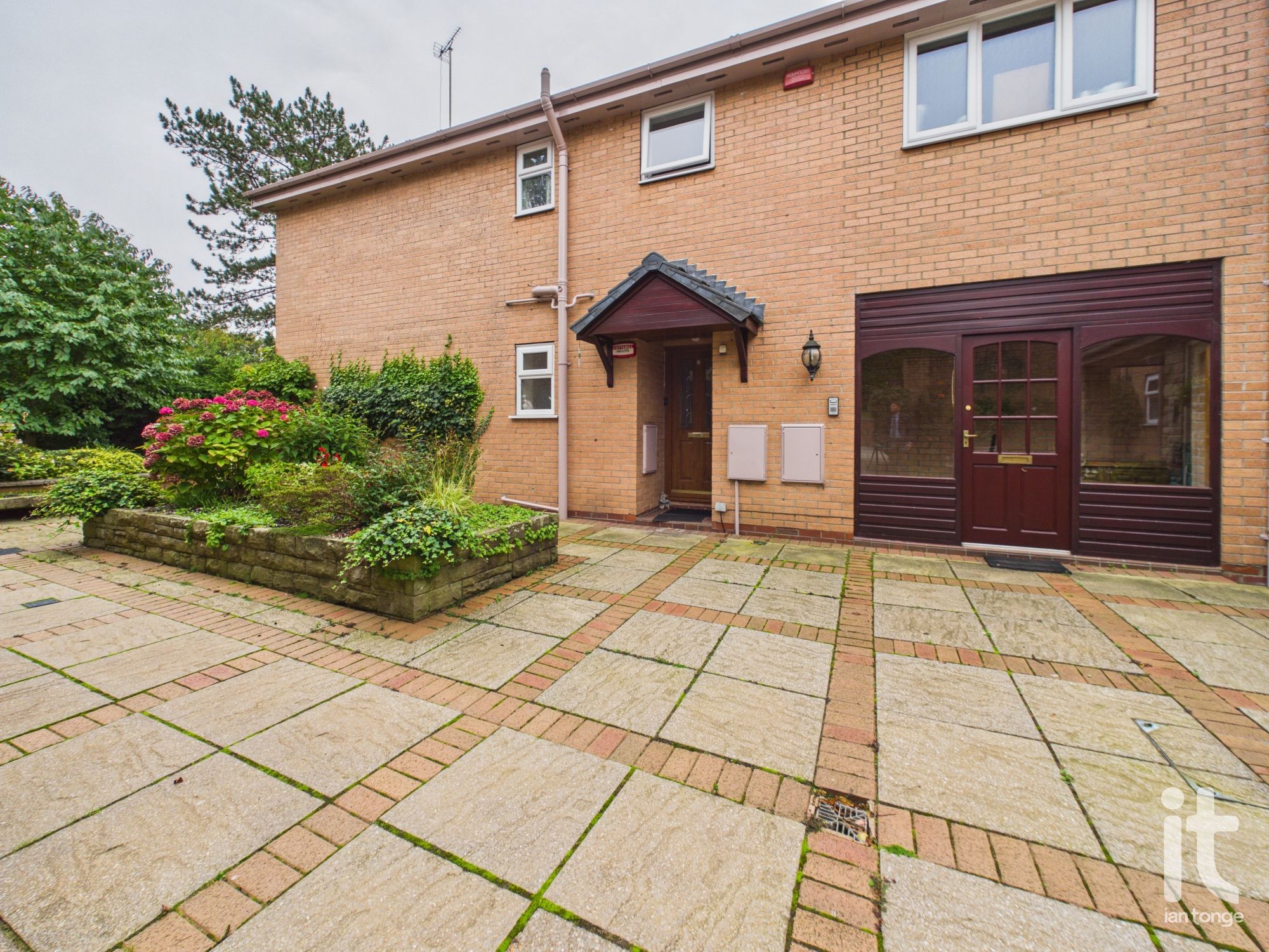 2 bedroom ground floor flat/apartment For Sale in Stockport - Photograph 5.