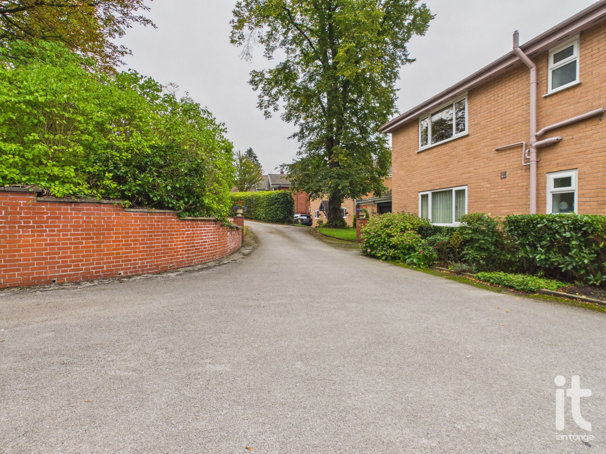 2 bedroom ground floor flat/apartment For Sale in Stockport - Photograph 1.