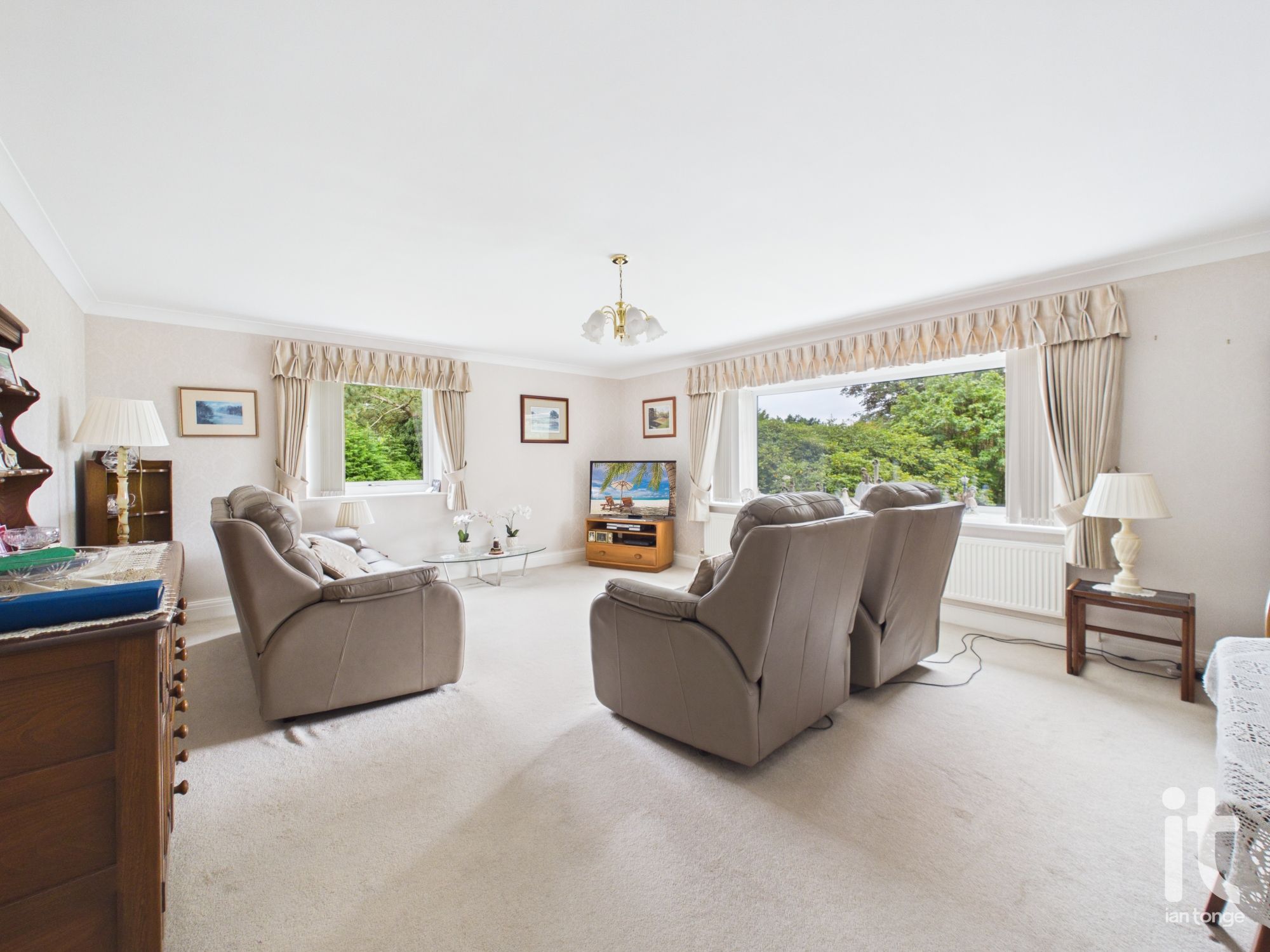 2 bedroom ground floor flat/apartment For Sale in Stockport - Property photograph.