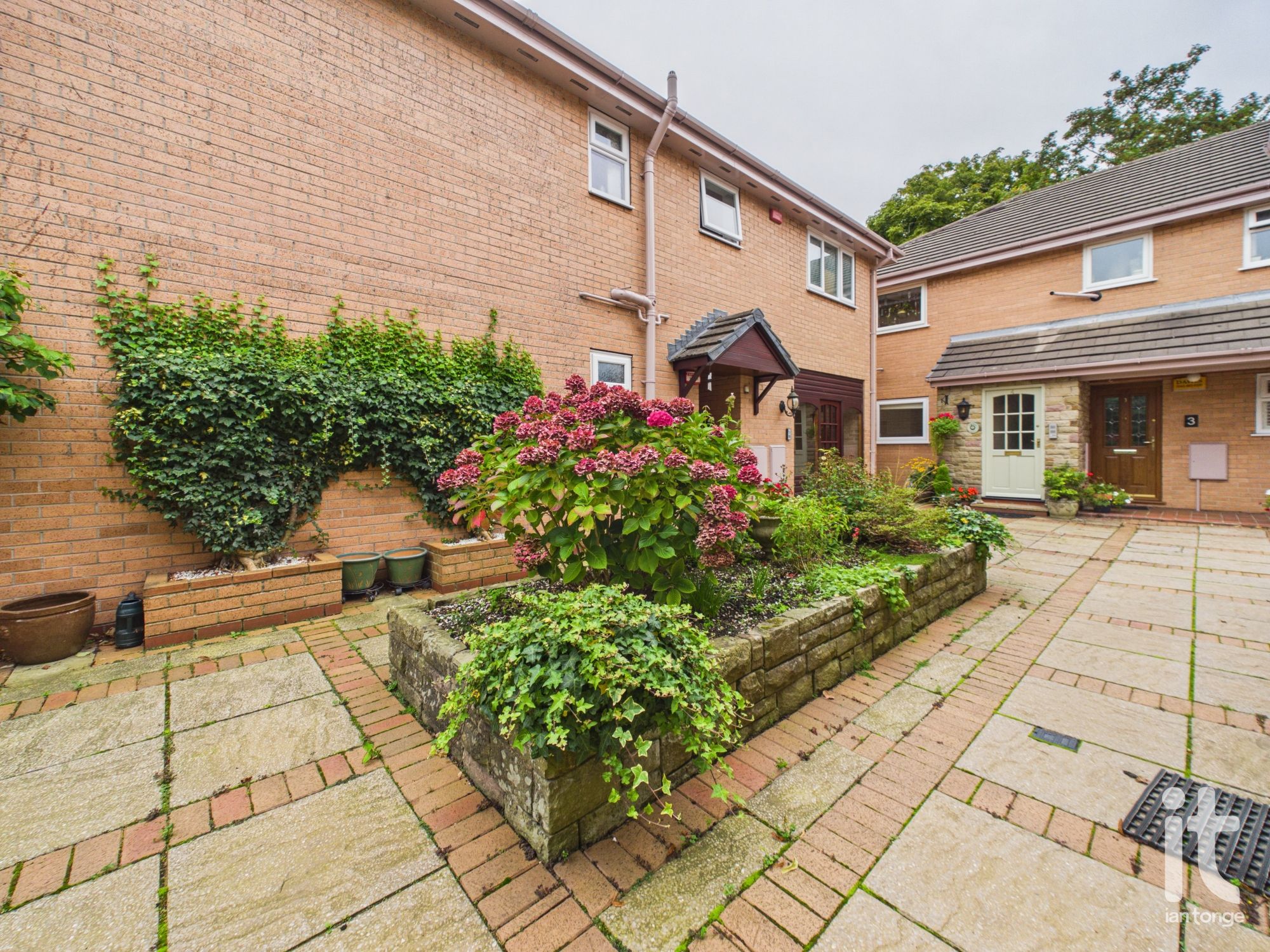 2 bedroom ground floor flat/apartment For Sale in Stockport - Photograph 7.