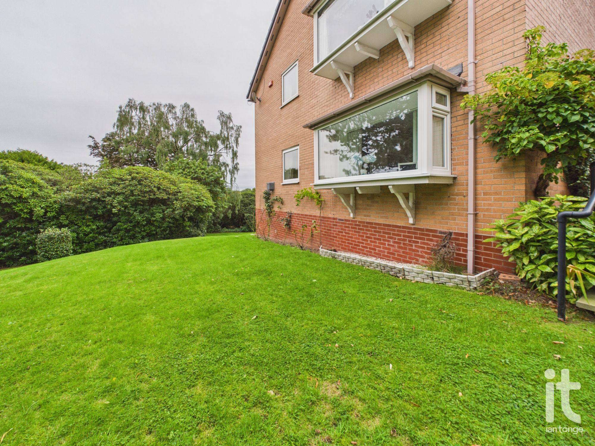 2 bedroom ground floor flat/apartment For Sale in Stockport - Photograph 8.