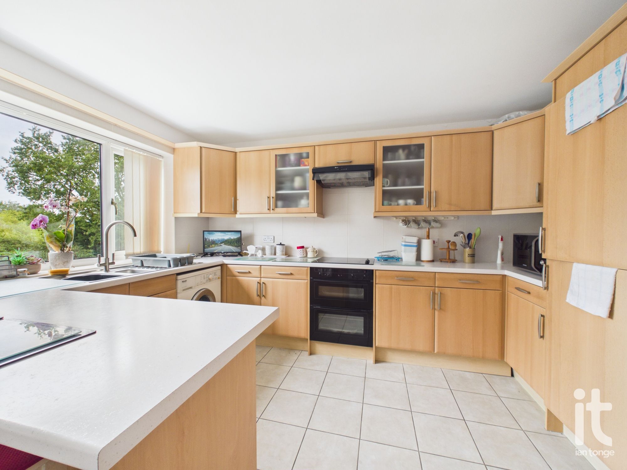 2 bedroom ground floor flat/apartment For Sale in Stockport - Photograph 37.