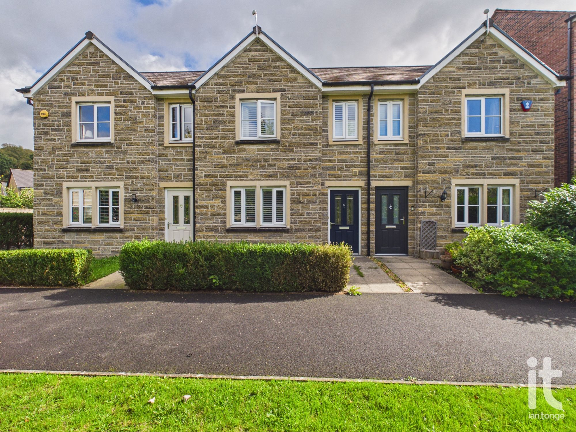 3 bedroom mid terraced house For Sale in Stockport - Photograph 4.
