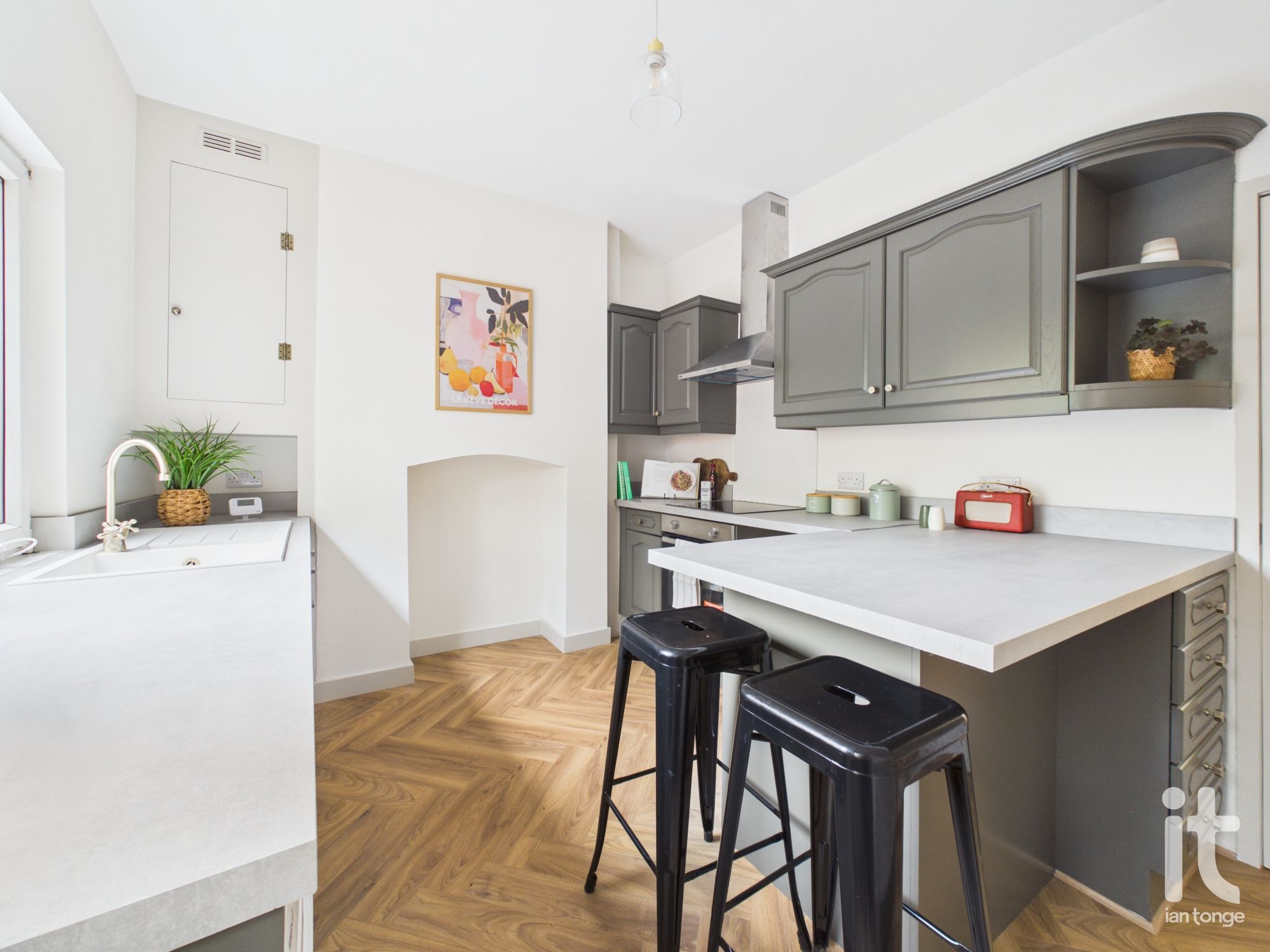 2 bedroom mid terraced house For Sale in Stockport - Photograph 6.