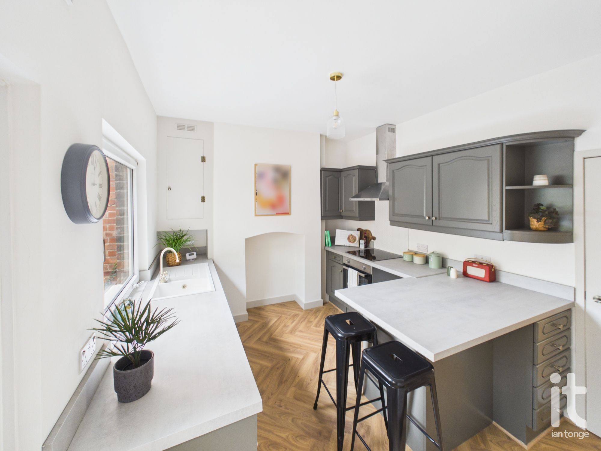 2 bedroom mid terraced house For Sale in Stockport - Property photograph.