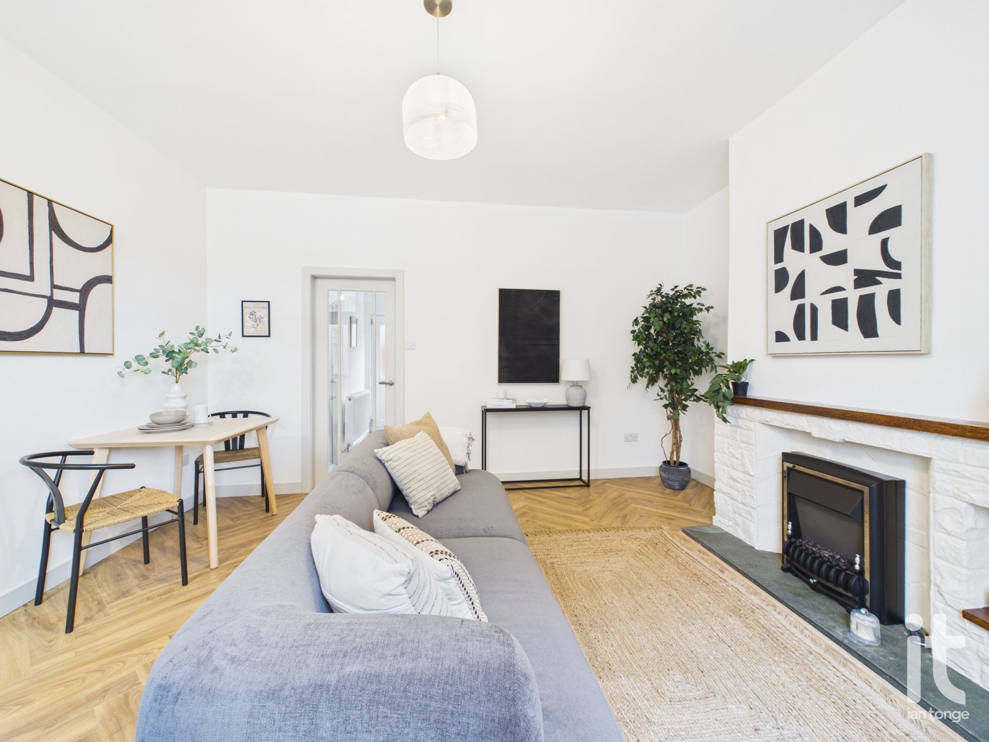 2 bedroom mid terraced house For Sale in Stockport - Photograph 5.