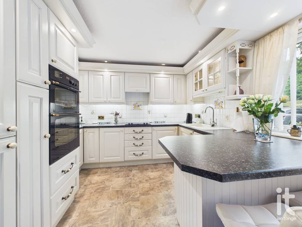 2 bedroom apartment flat/apartment For Sale in Stockport - Photograph 8.