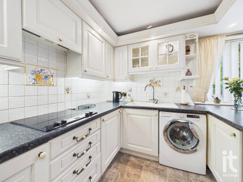 2 bedroom apartment flat/apartment For Sale in Stockport - Photograph 9.