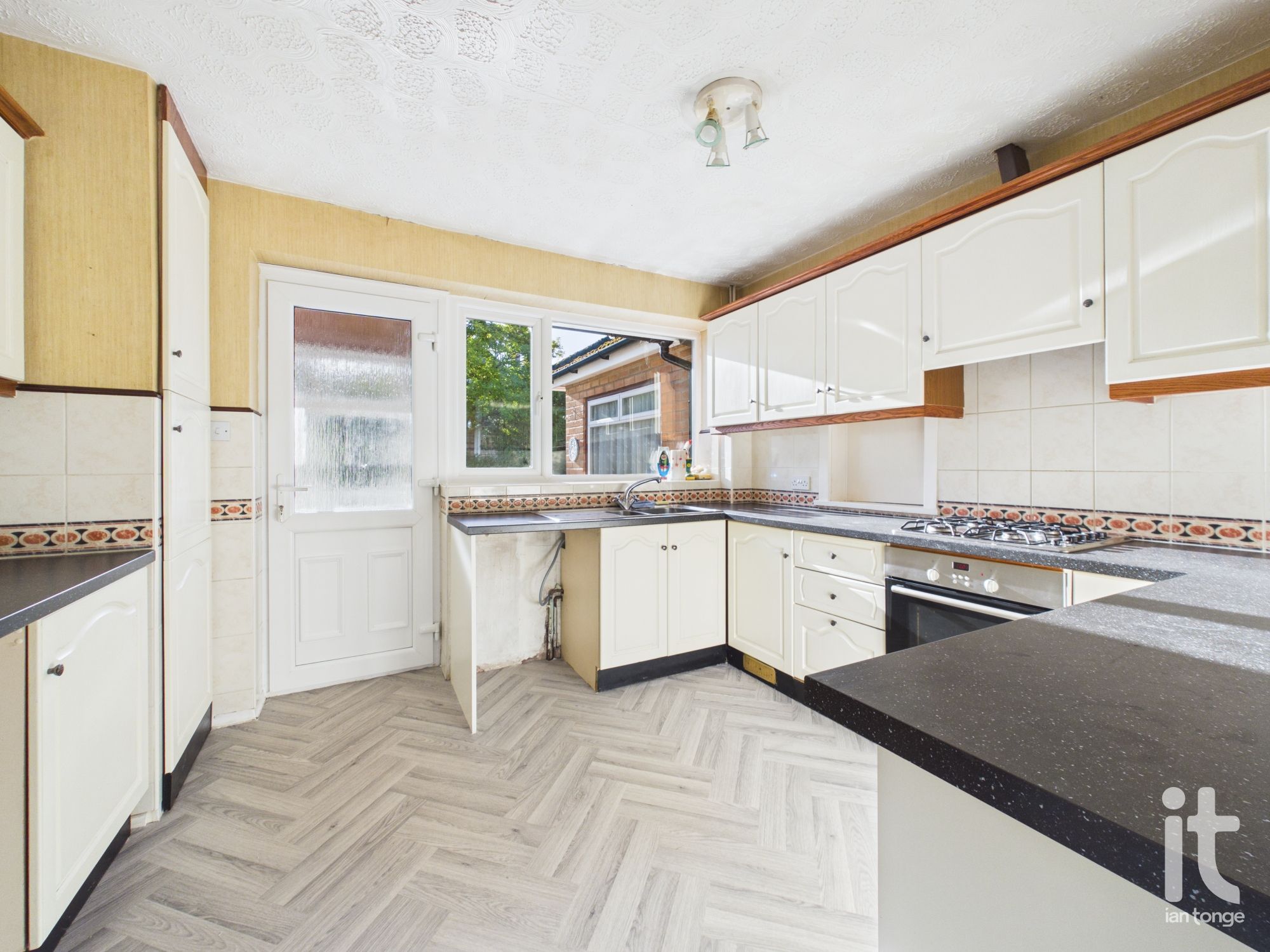 3 bedroom detached bungalow For Sale in Stockport - Photograph 8.