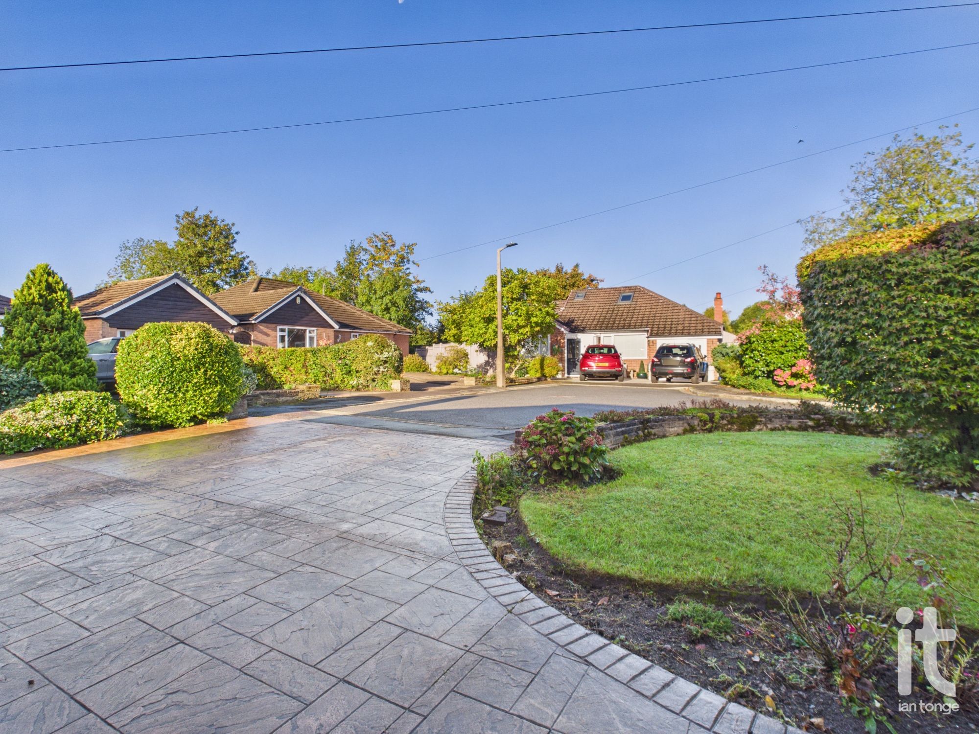 3 bedroom detached bungalow For Sale in Stockport - Photograph 5.
