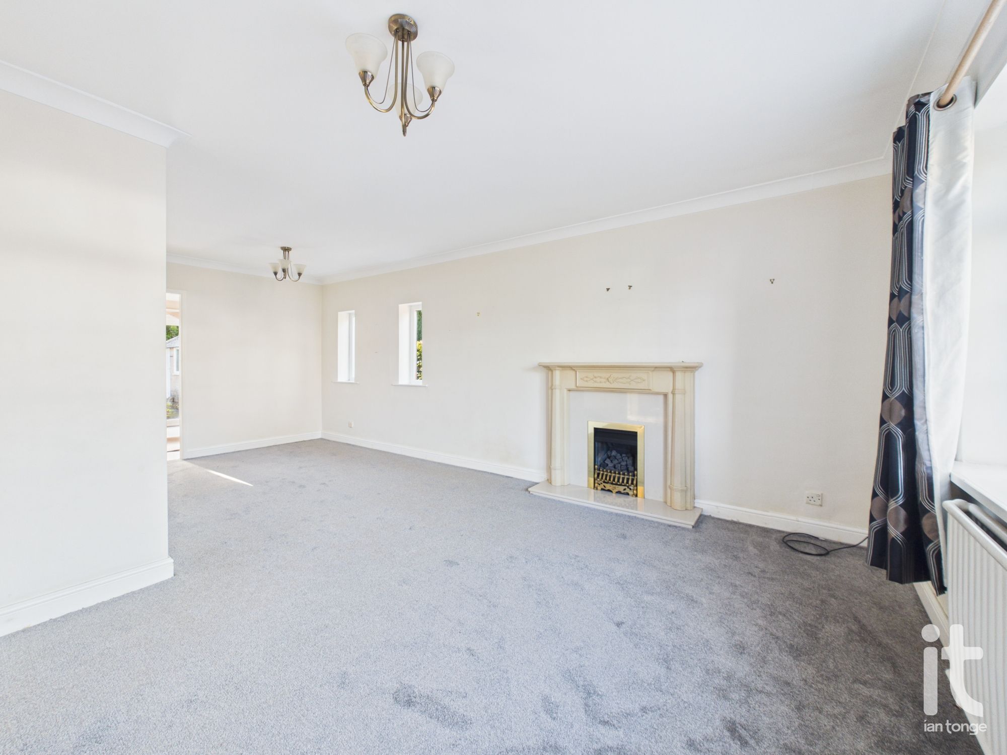 3 bedroom detached bungalow For Sale in Stockport - Photograph 4.